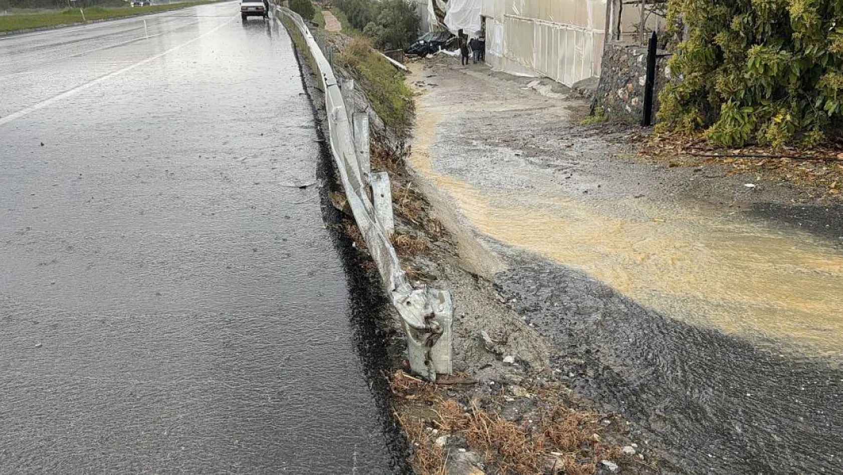 Antalya'da lüks otomobil seraya daldı aynı noktada 3 günde ikinci kaza: 4 yaralı