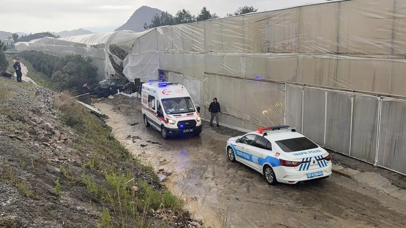 Antalya'da lüks otomobil seraya daldı aynı noktada 3 günde ikinci kaza: 4 yaralı