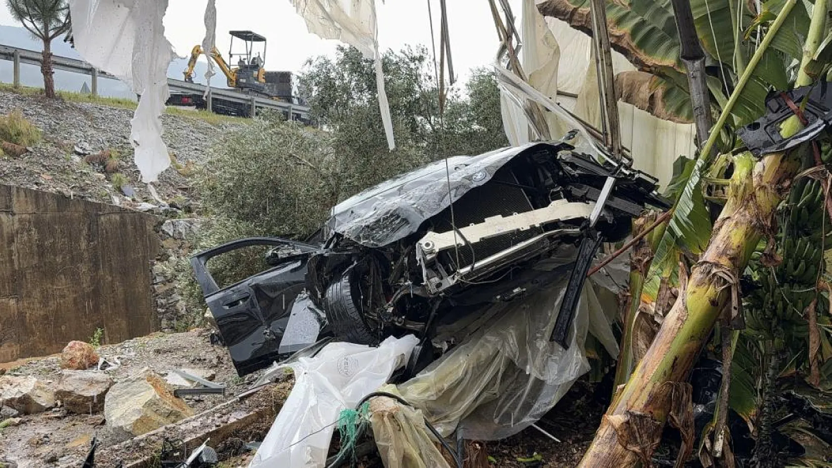 Antalya'da lüks otomobil seraya daldı aynı noktada 3 günde ikinci kaza: 4 yaralı