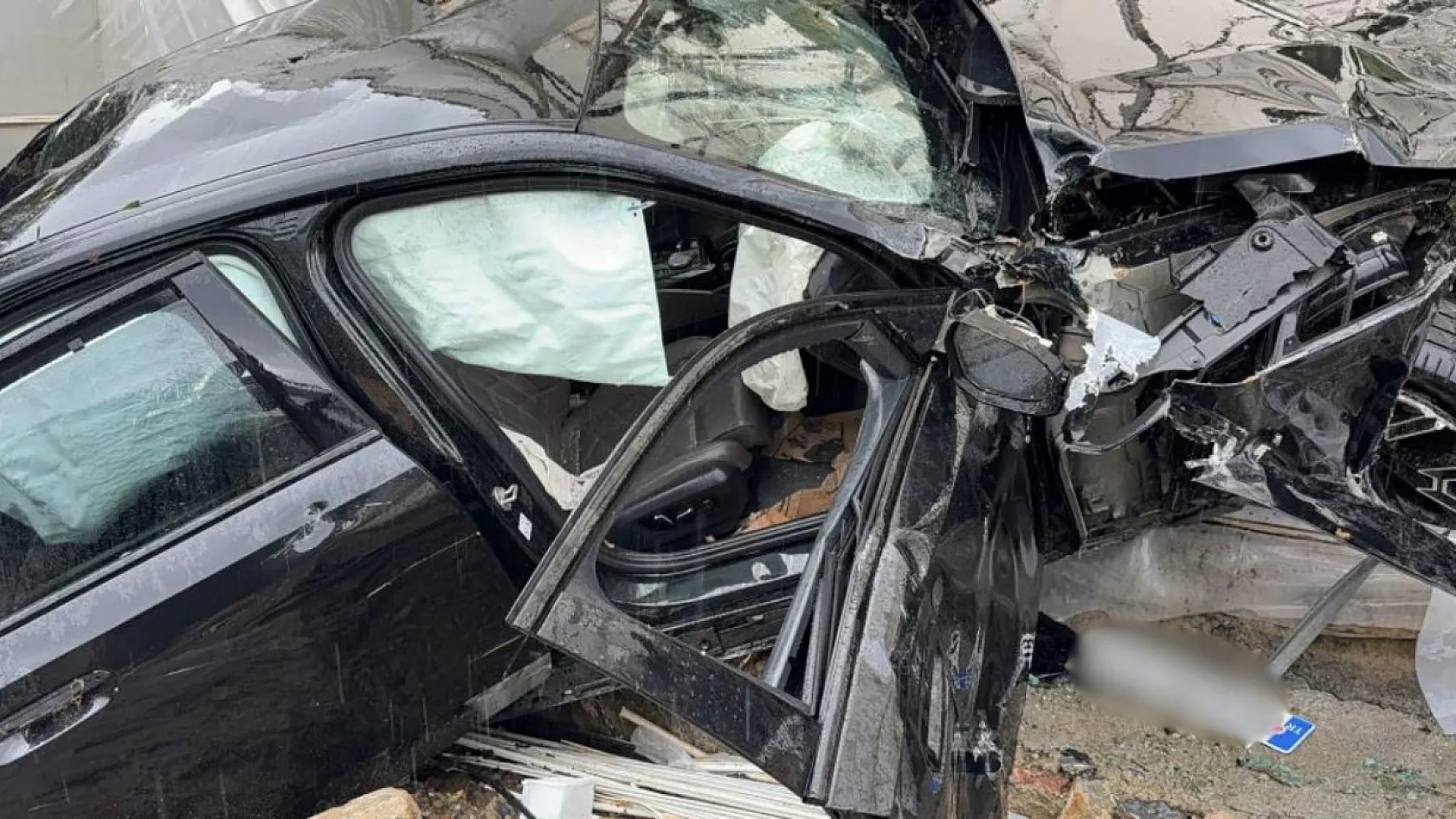 Antalya'da lüks otomobil seraya daldı aynı noktada 3 günde ikinci kaza: 4 yaralı