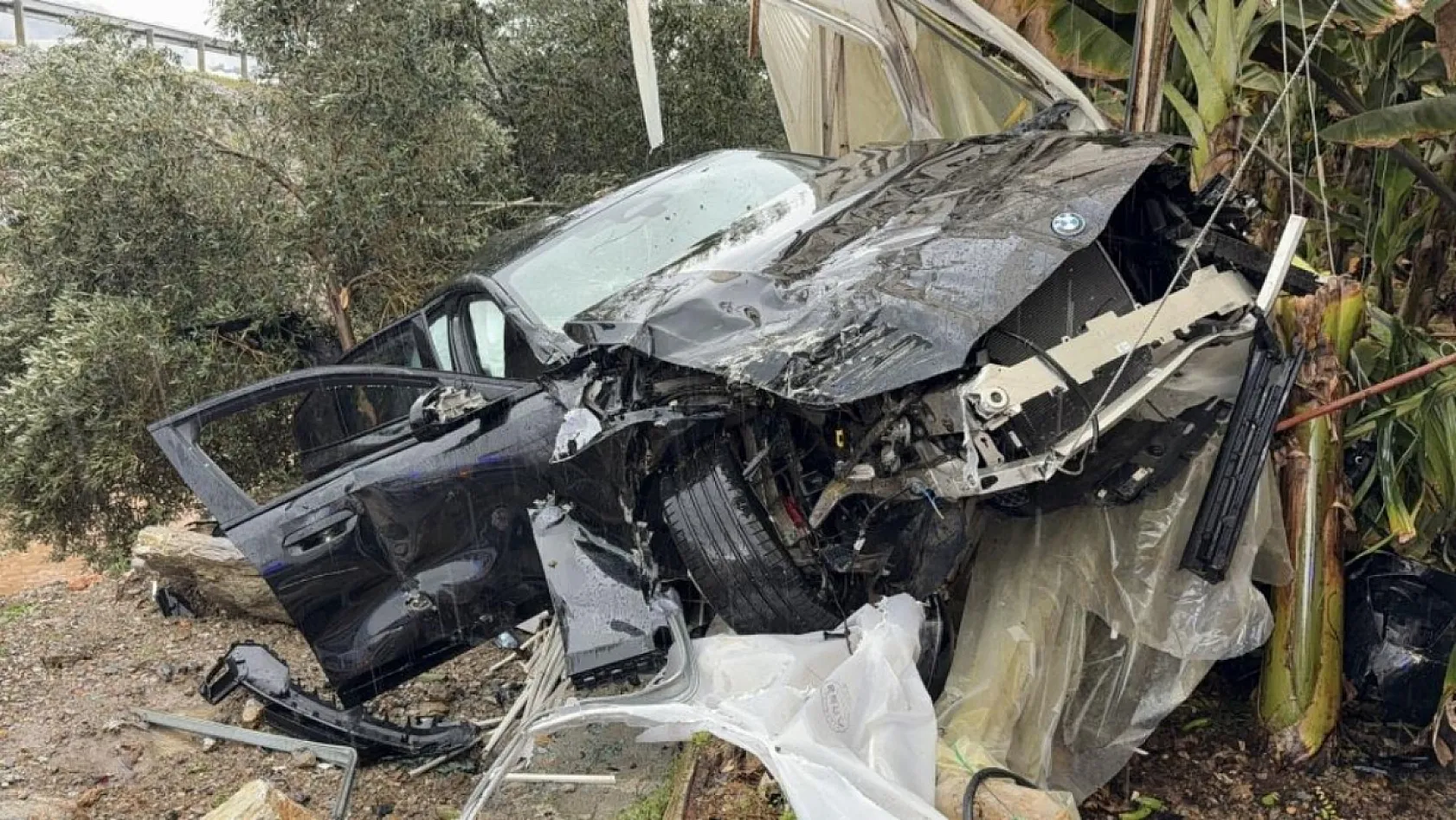 Antalya'da lüks otomobil seraya daldı aynı noktada 3 günde ikinci kaza: 4 yaralı