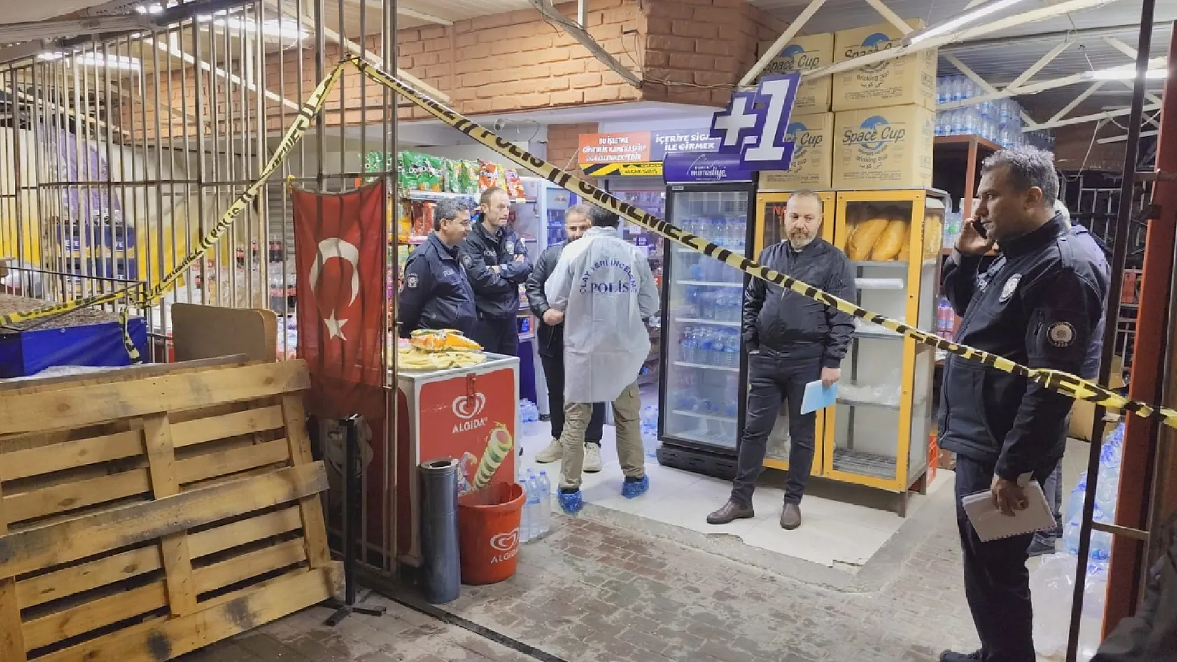 Antalya'da markete gelen müşterisini tabanca ile vurarak öldürdü