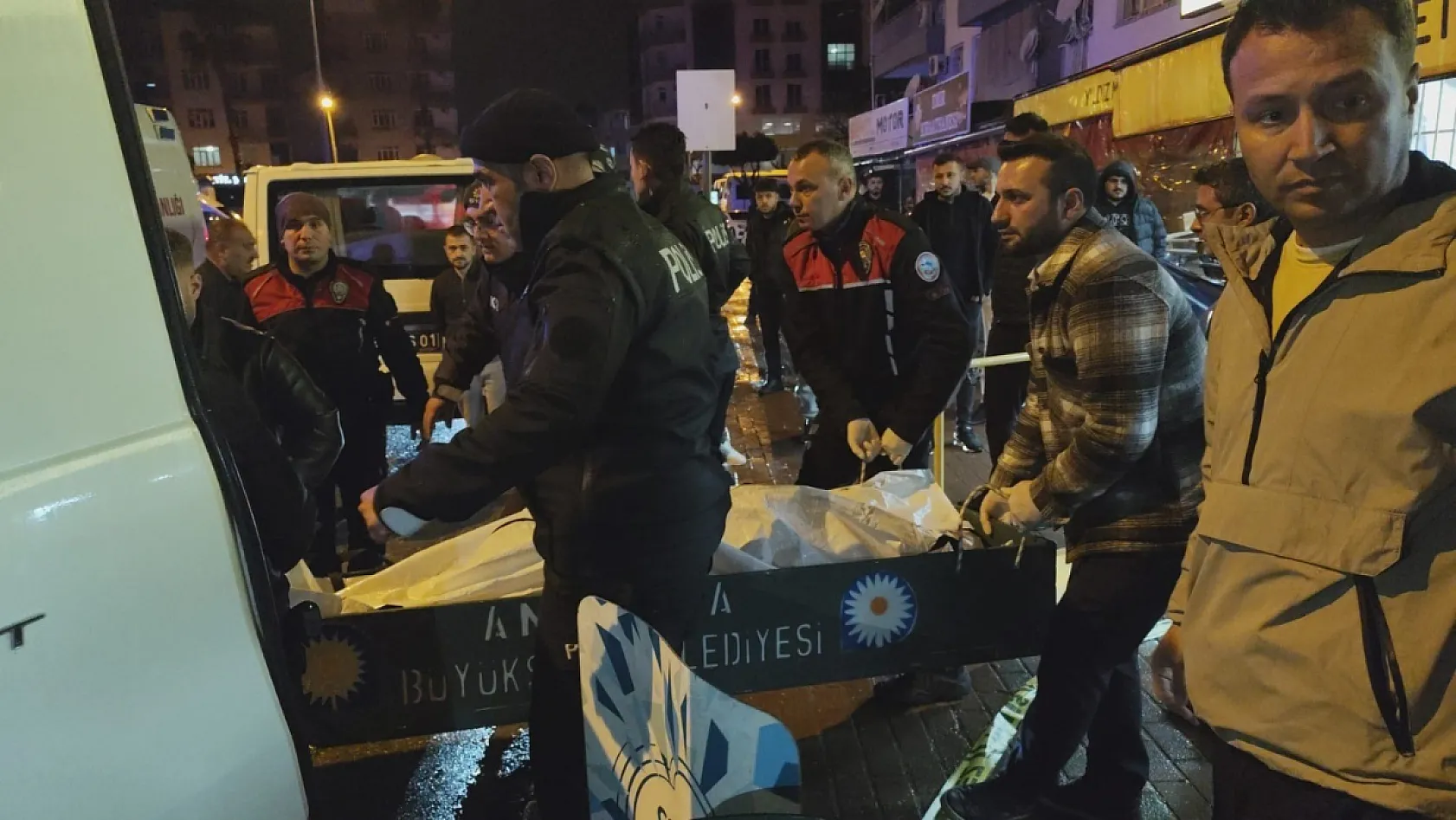 Antalya'da markete gelen müşterisini tabanca ile vurarak öldürdü