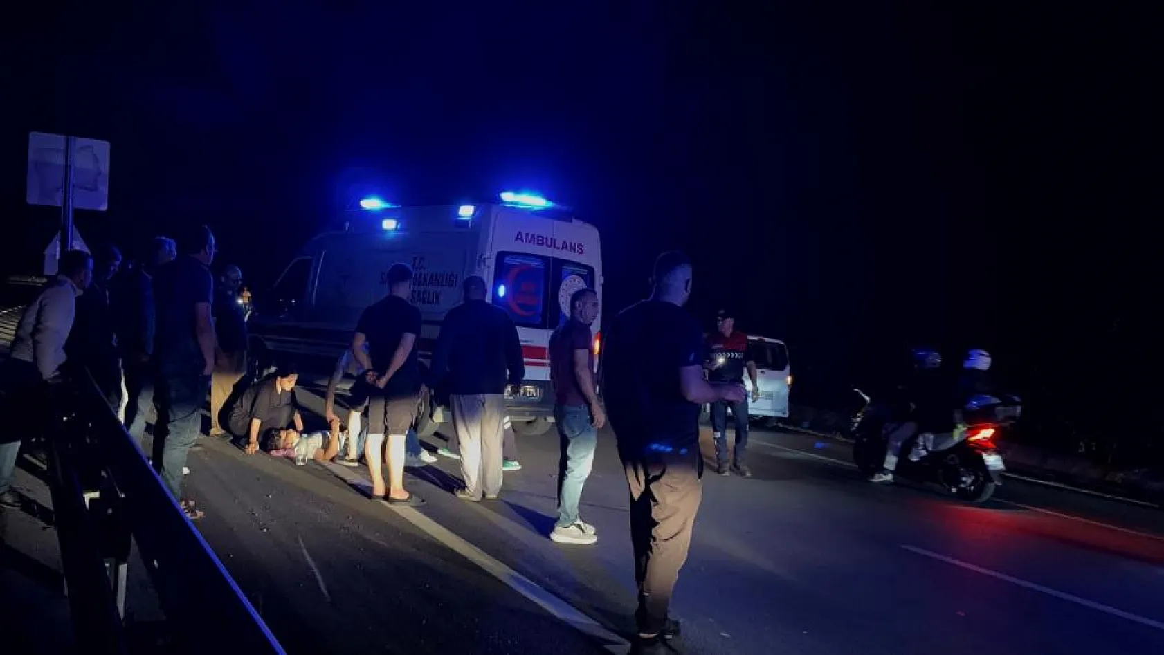 Antalya'da mazgala takılan motosiklet bariyerlere çarptı: 1 ağır yaralı