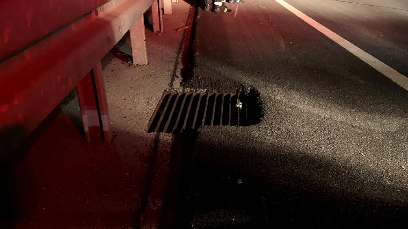 Antalya'da mazgala takılan motosiklet bariyerlere çarptı: 1 ağır yaralı