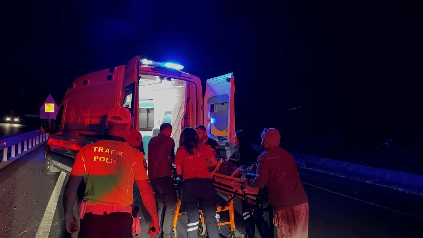 Antalya'da mazgala takılan motosiklet bariyerlere çarptı: 1 ağır yaralı