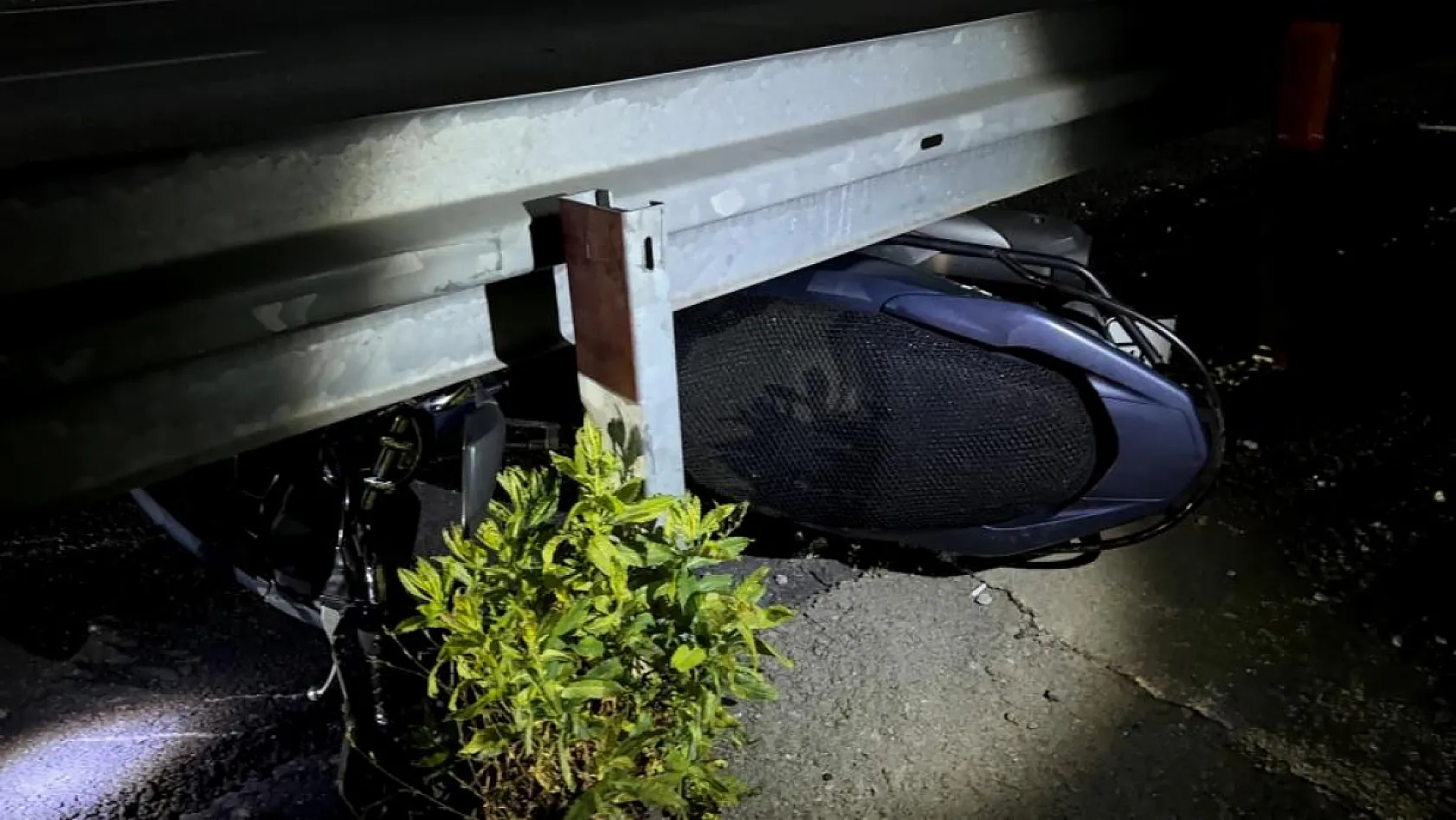 Antalya'da mazgala takılan motosiklet bariyerlere çarptı: 1 ağır yaralı