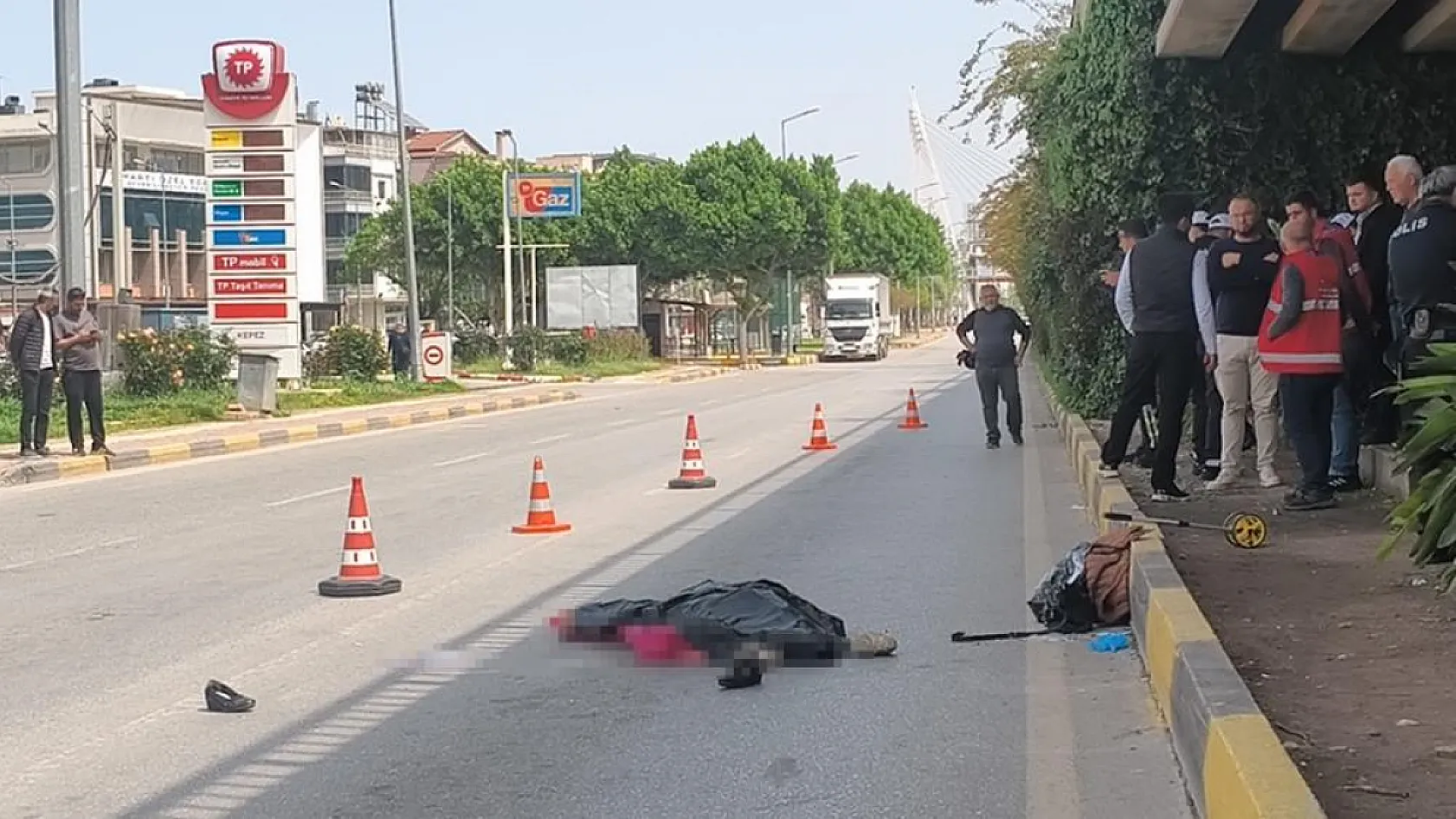 Antalya'da mendil sattığı ışıkta tırın altında kalan yaşlı kadın hayatını kaybetti