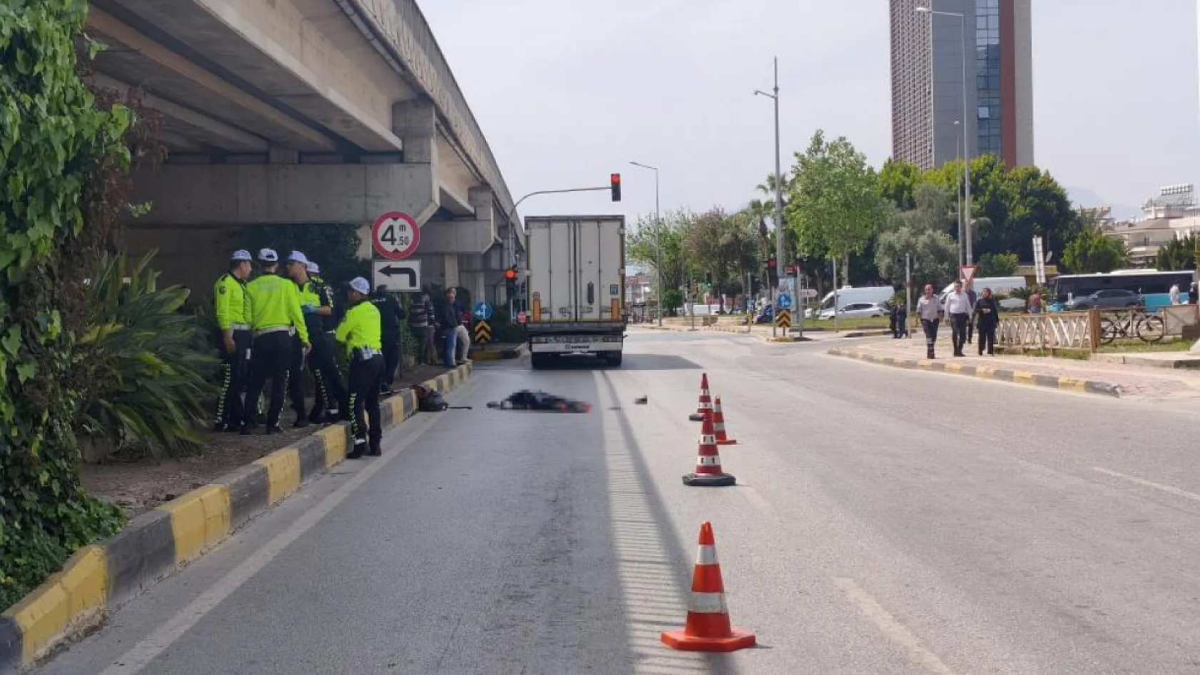 Antalya'da mendil sattığı ışıkta tırın altında kalan yaşlı kadın hayatını kaybetti