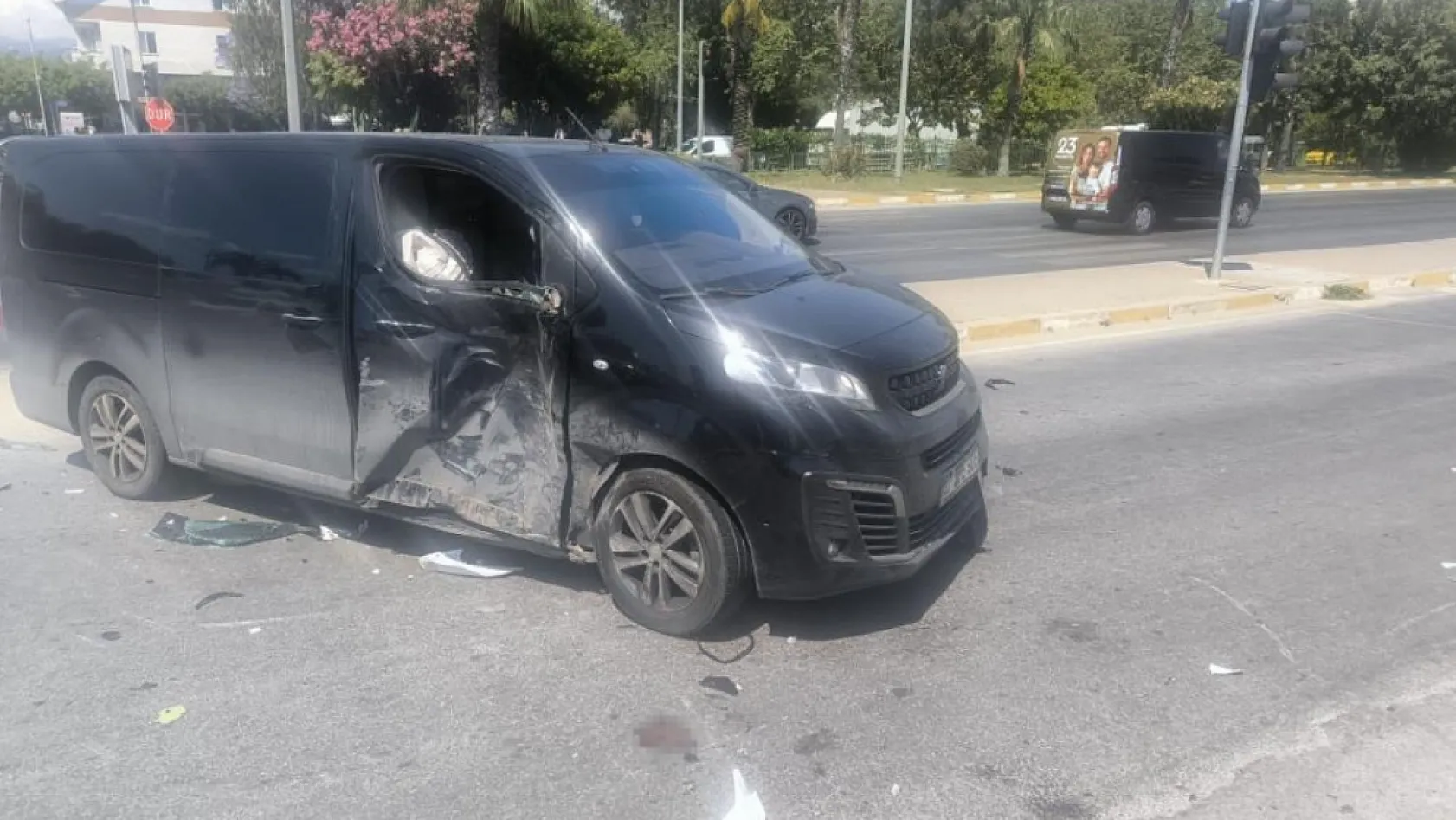 Antalya'da minibüs ile motosiklet çarpıştı: 1'i ağır 2 yaralı