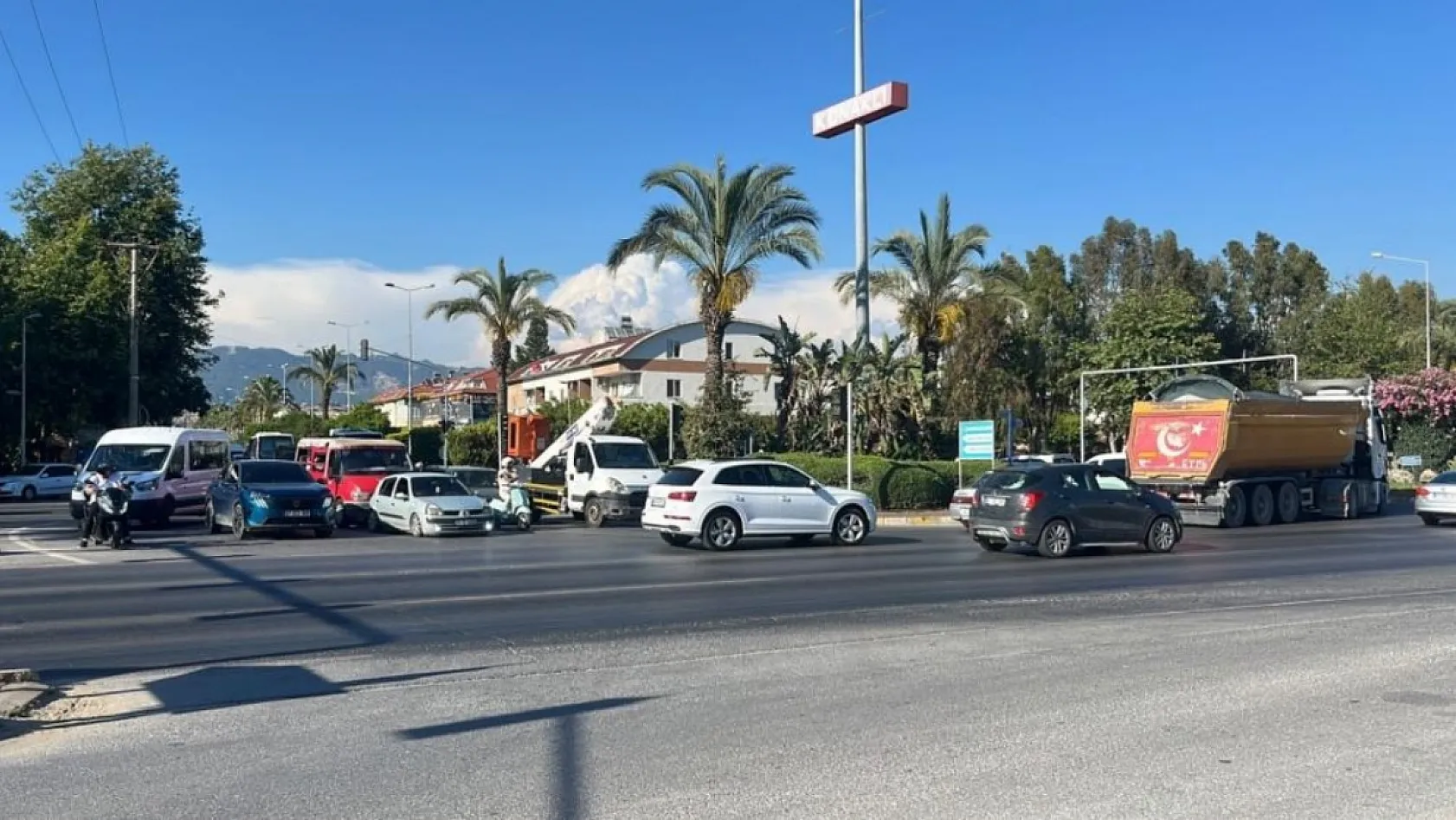 Antalya'da minibüs ile motosiklet çarpıştı: 1'i ağır 2 yaralı