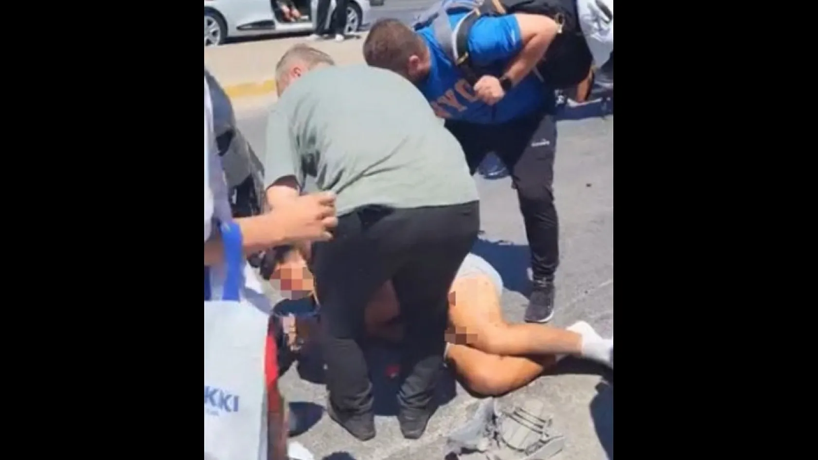 Antalya'da minibüs ile motosiklet çarpıştı: 1'i ağır 2 yaralı
