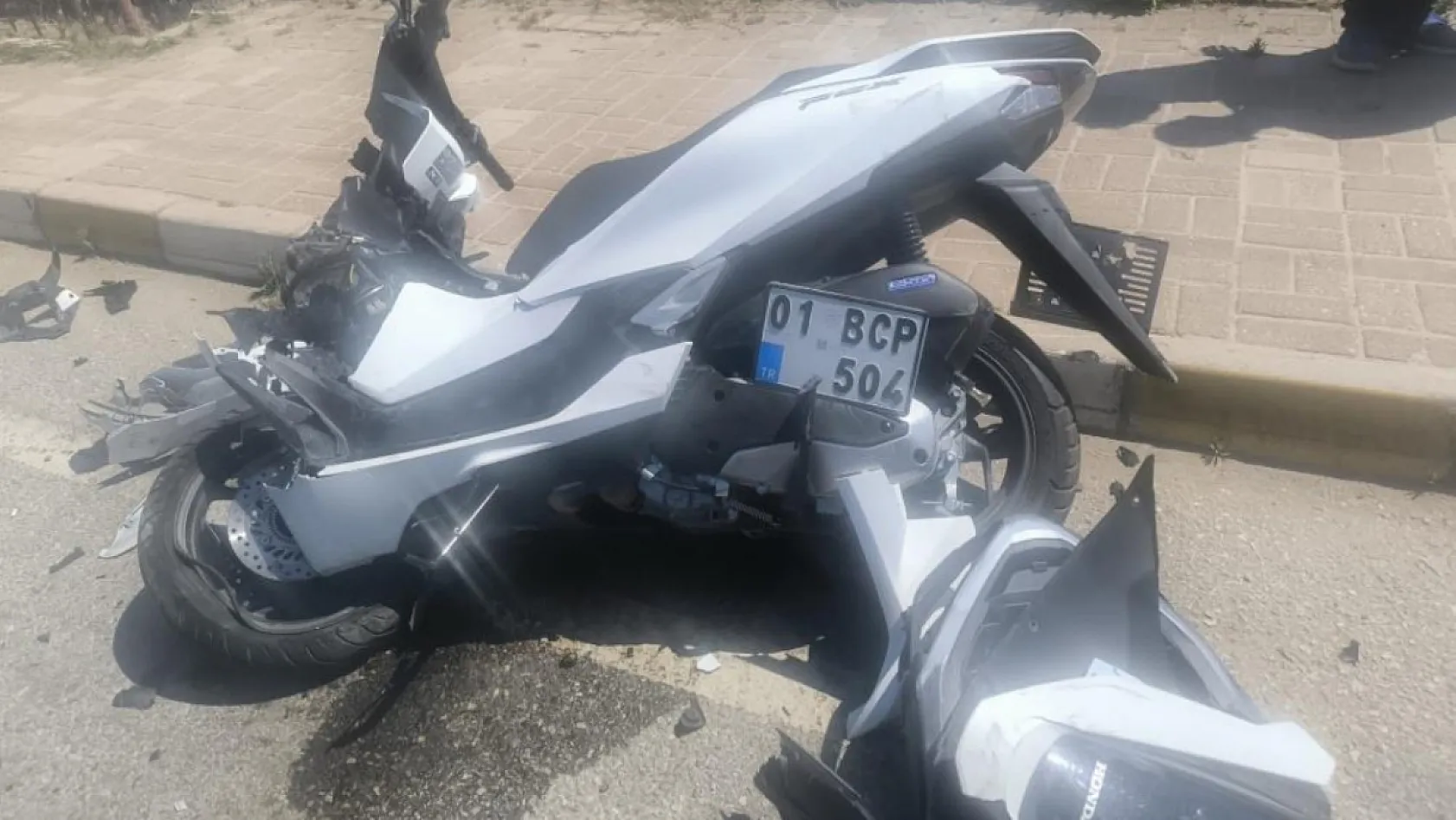 Antalya'da minibüs ile motosiklet çarpıştı: 1'i ağır 2 yaralı