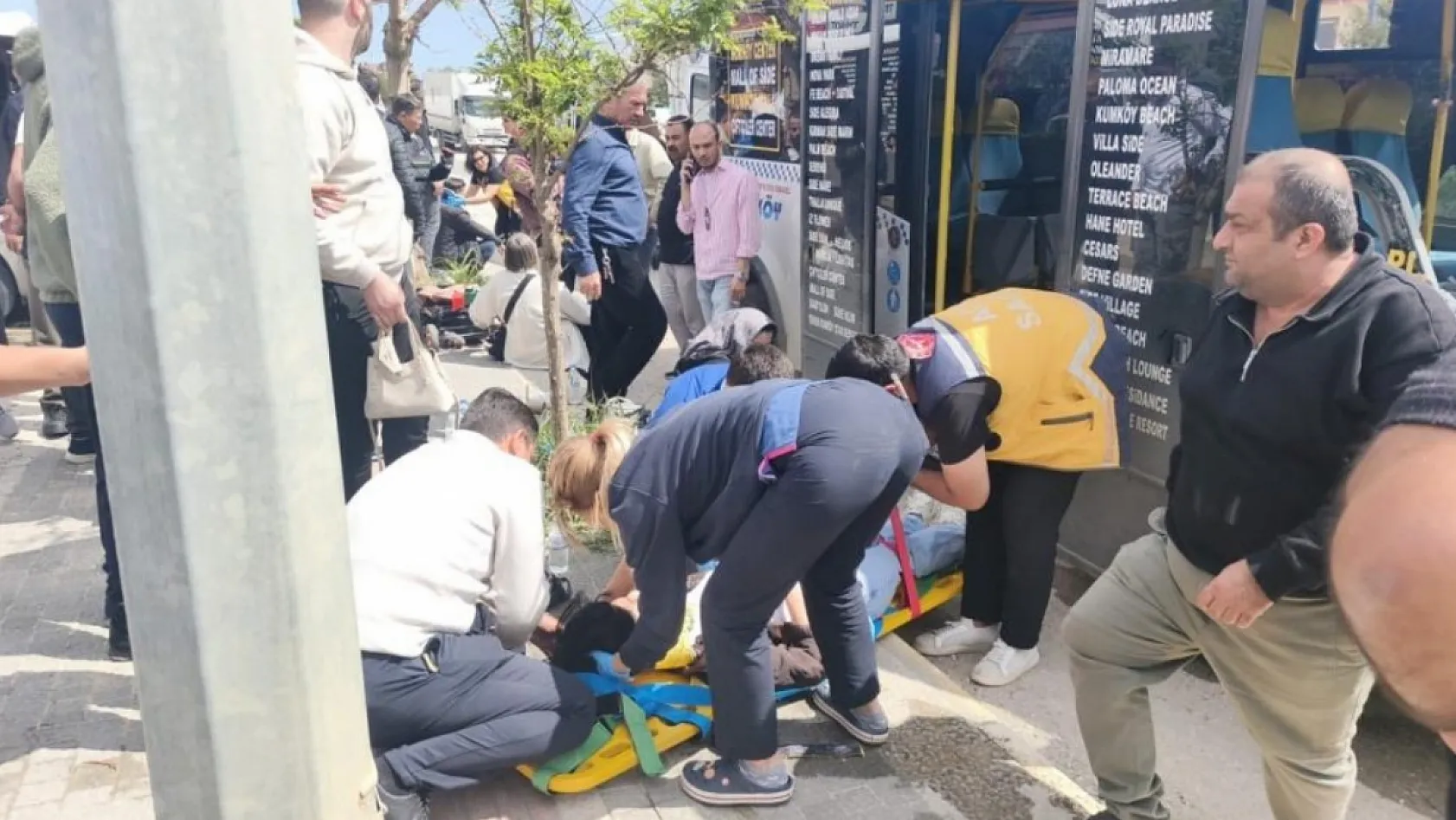 Antalya'da minibüs park halindeki araca çarptı: 4 yaralı
