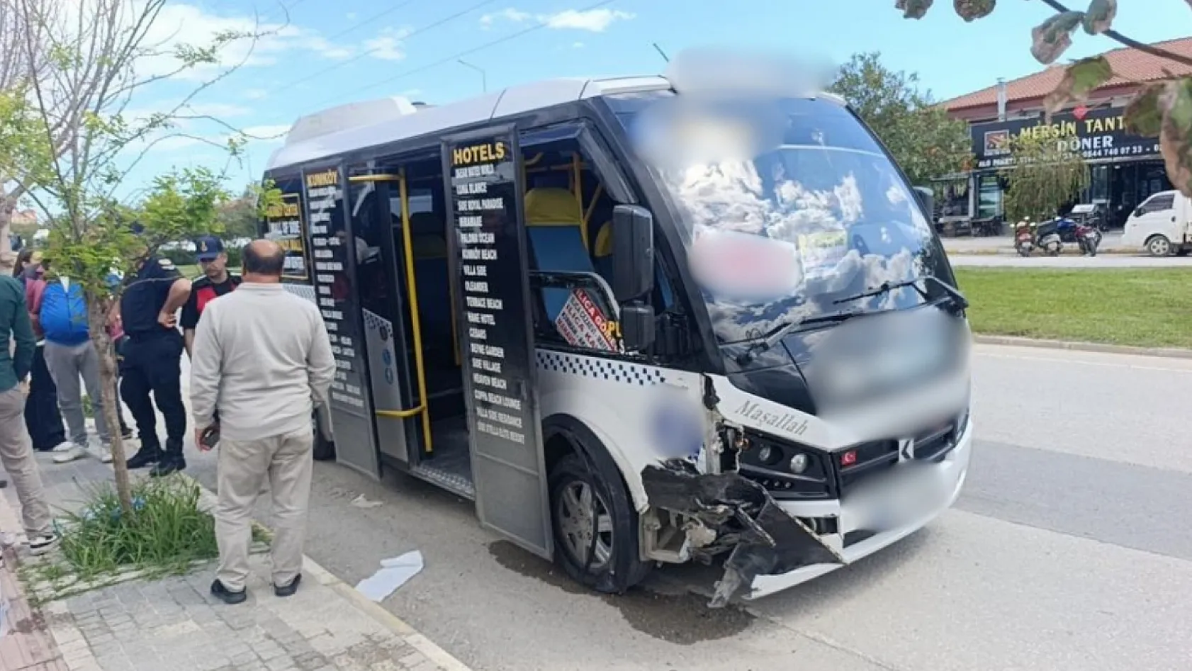 Antalya'da minibüs park halindeki araca çarptı: 4 yaralı
