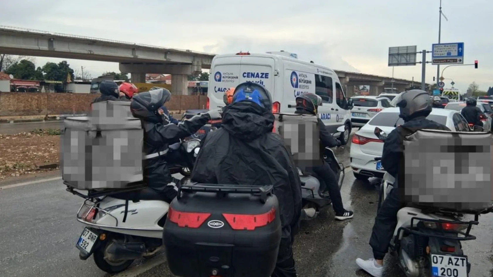 Antalya'da motokurye feci kazada hayatını kaybetti, son yolculuğuna meslektaşları konvoyla uğurladı