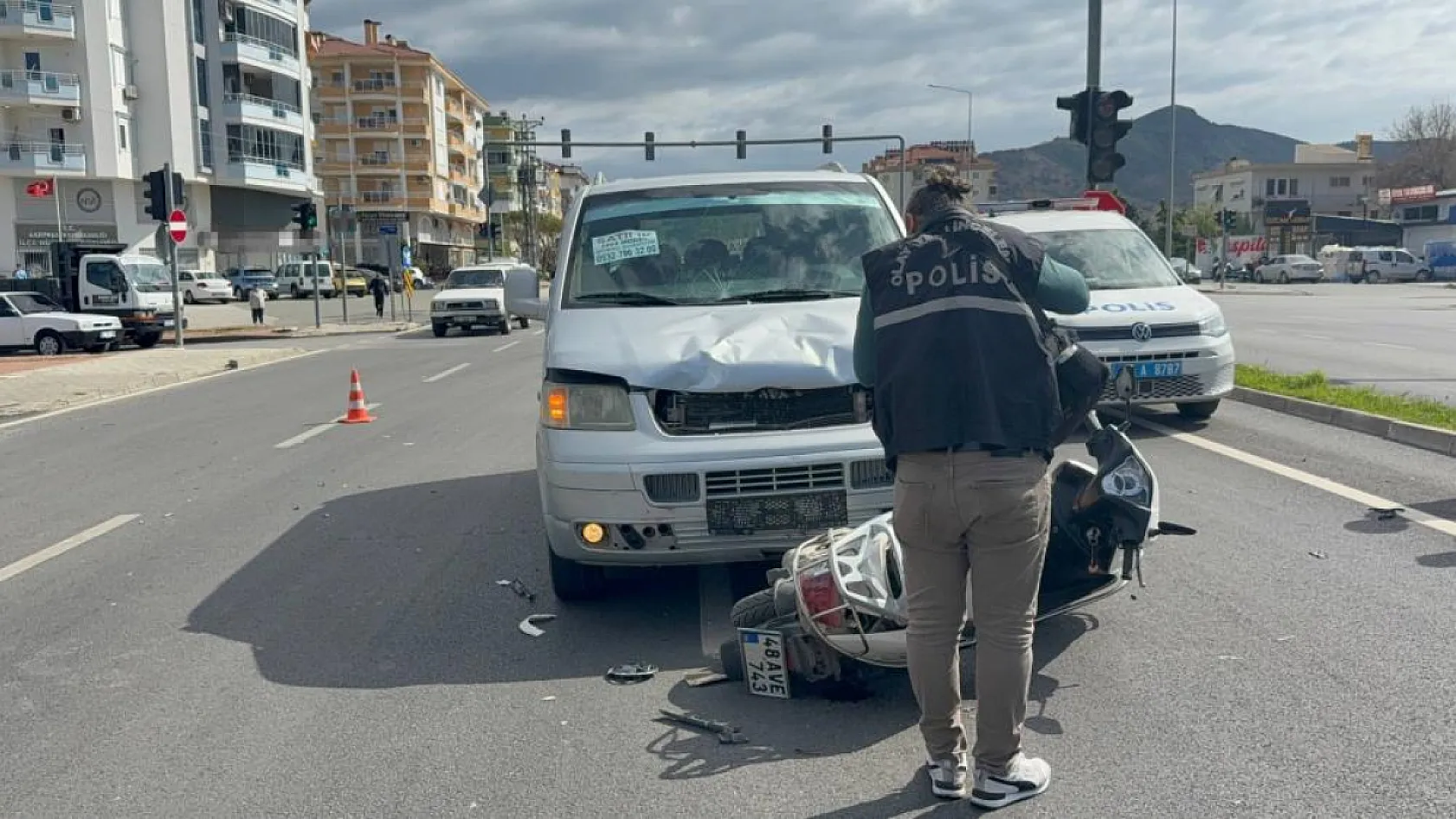 Antalya'da motosiklet hafif ticari araçla çarpıştı: 2 yaralı