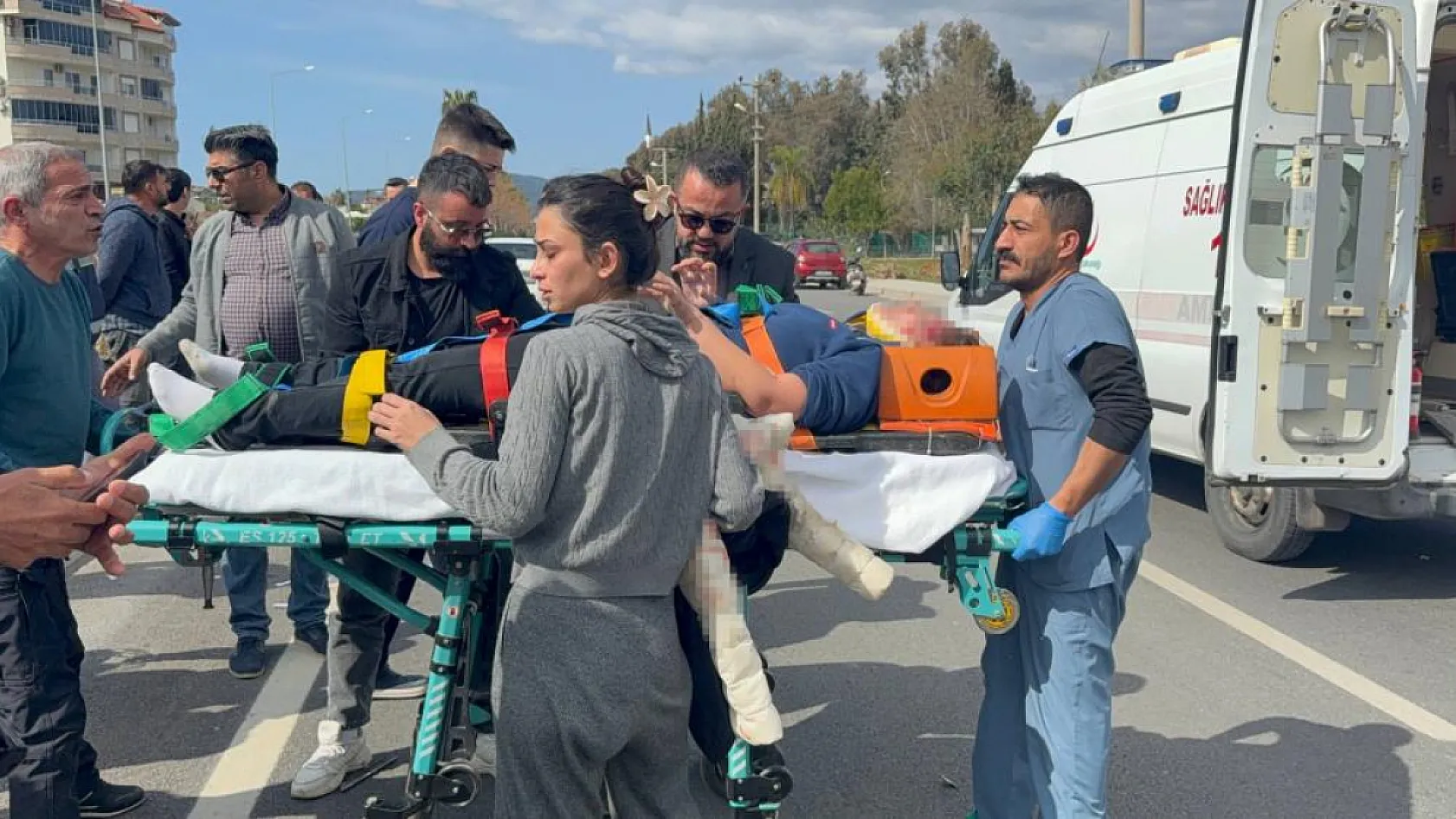 Antalya'da motosiklet hafif ticari araçla çarpıştı: 2 yaralı