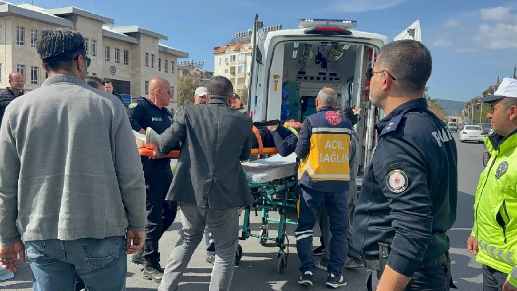 Antalya'da motosiklet hafif ticari araçla çarpıştı: 2 yaralı