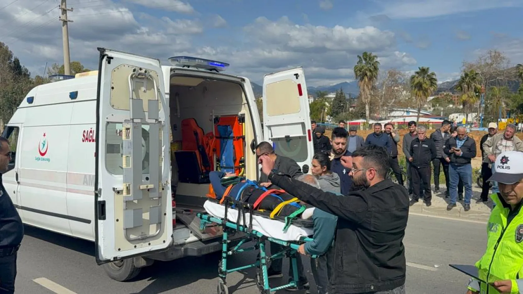 Antalya'da motosiklet hafif ticari araçla çarpıştı: 2 yaralı