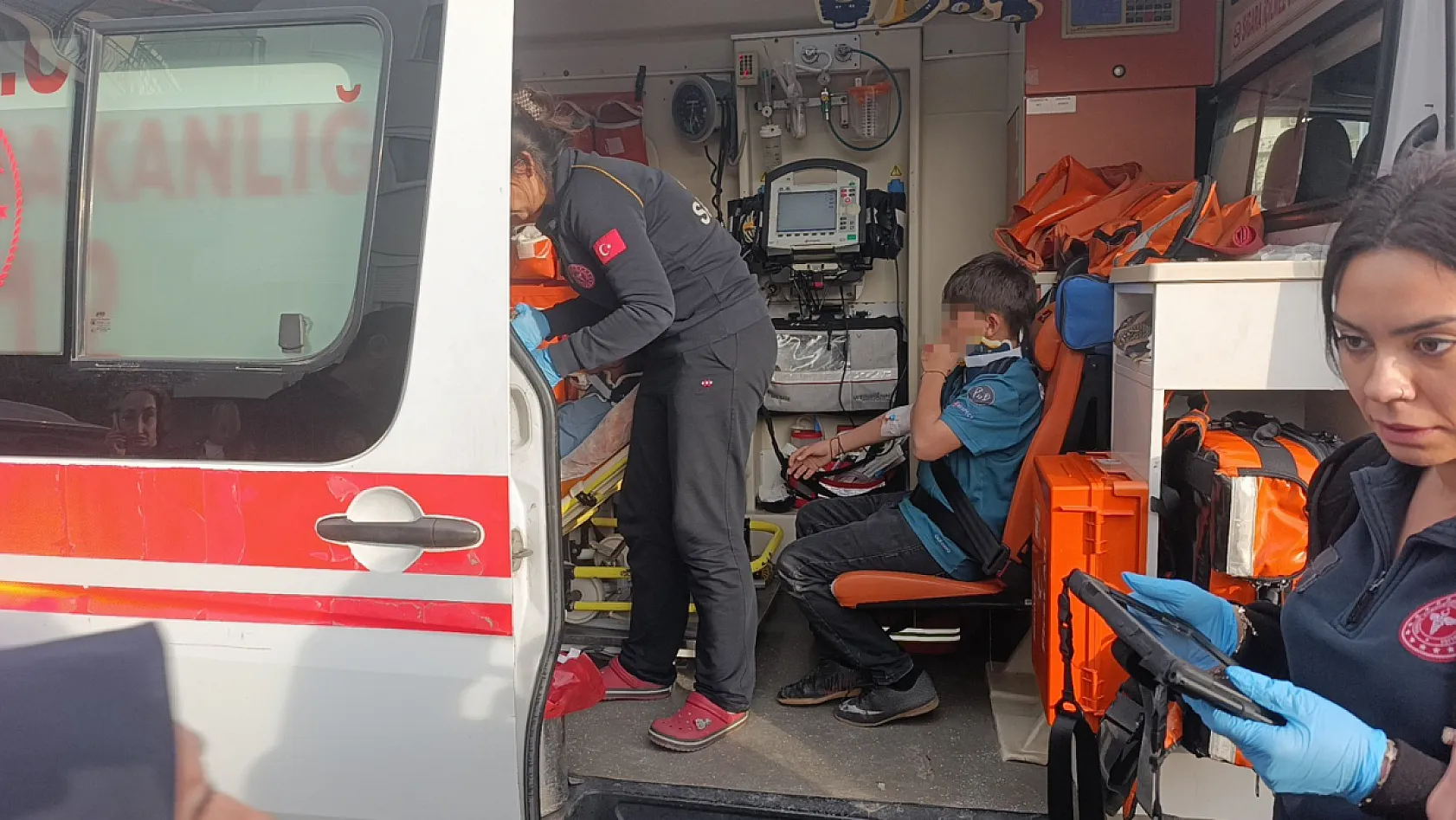 Antalya'da motosiklet ile elektrikli bisiklet çarpıştı: 3'ü çocuk 4 yaralı
