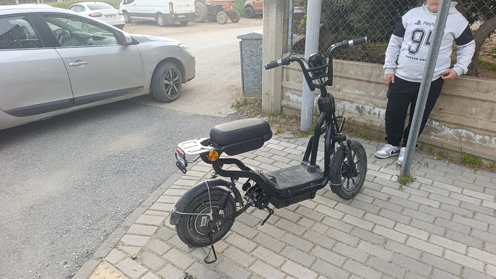 Antalya'da motosiklet ile elektrikli bisiklet çarpıştı: 3'ü çocuk 4 yaralı