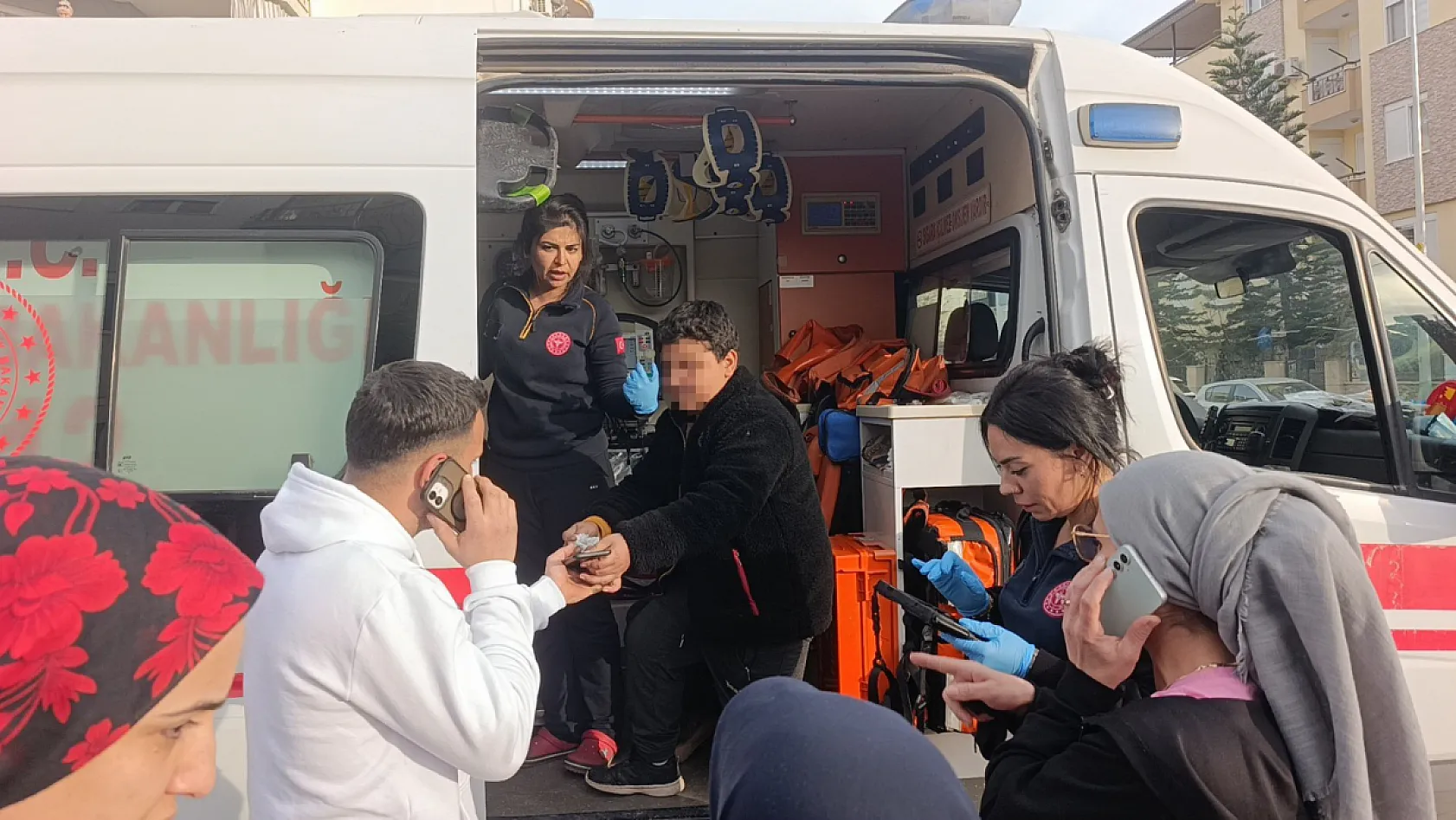 Antalya'da motosiklet ile elektrikli bisiklet çarpıştı: 3'ü çocuk 4 yaralı
