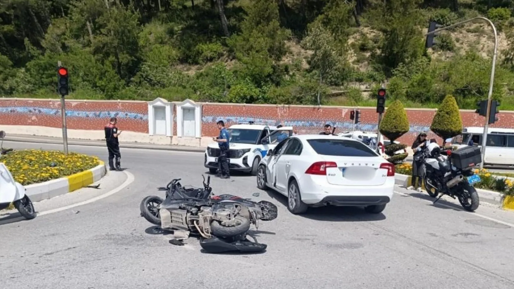 Antalya'da motosiklet ile otomobil çarpıştı, 2 genç yaralandı