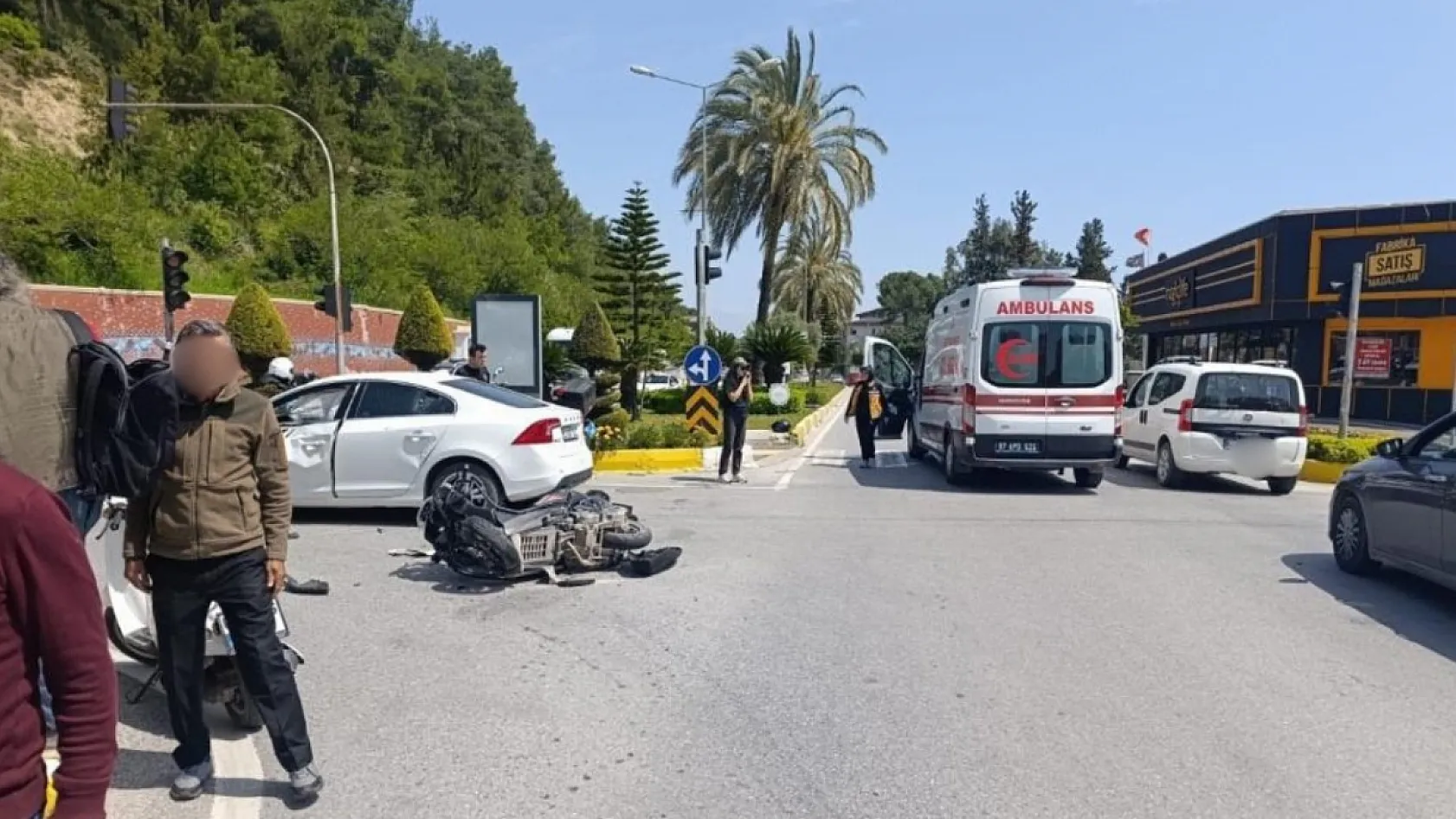 Antalya'da motosiklet ile otomobil çarpıştı, 2 genç yaralandı