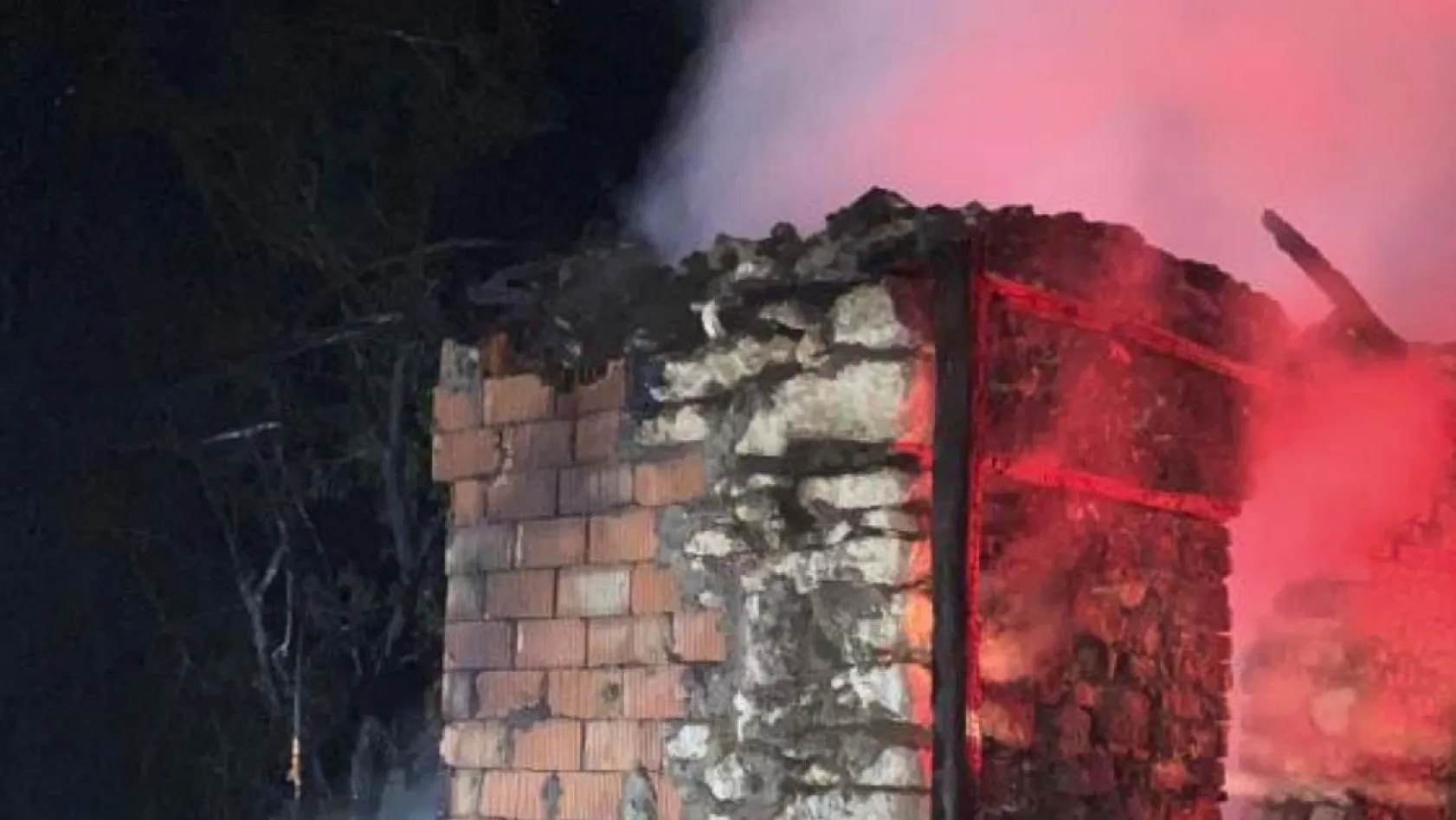 Antalya'da müstakil evde çıkan yangında yaşlı kadın yaralandı