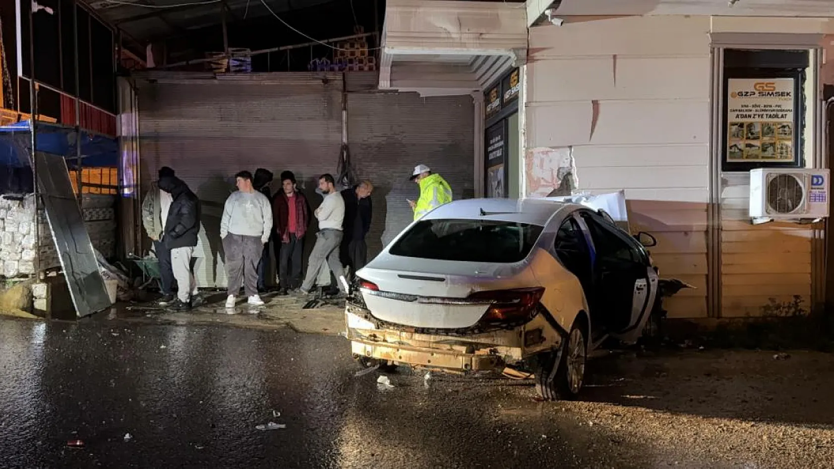 Antalya'da otomobil iş yerine girdi: 3 yaralı