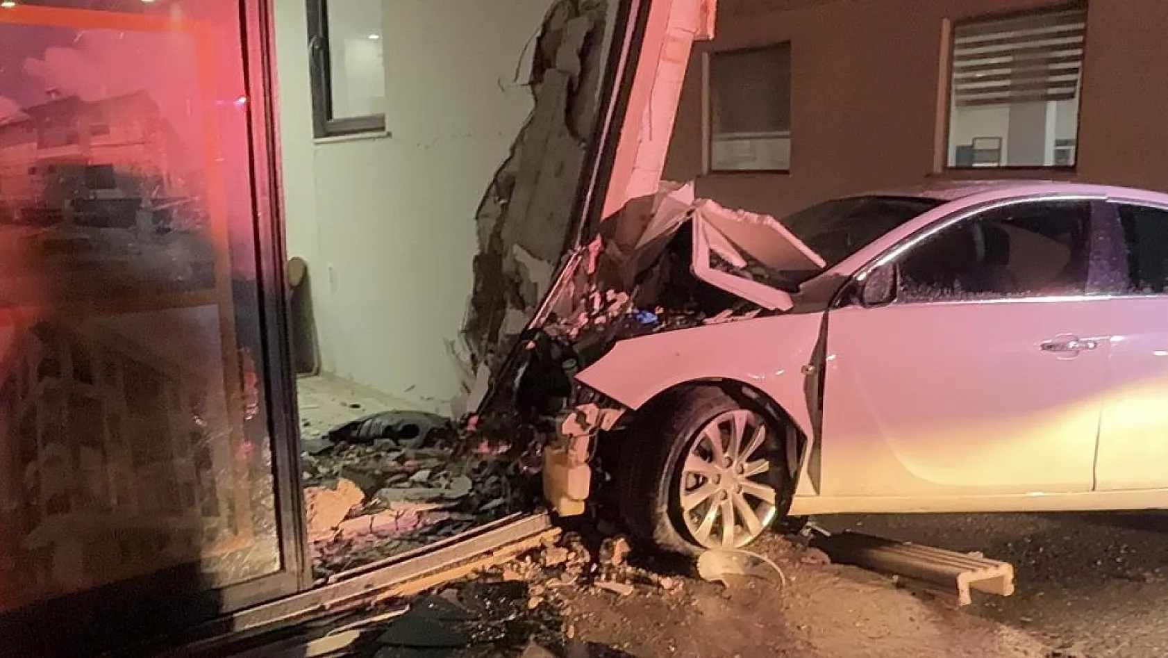 Antalya'da otomobil iş yerine girdi: 3 yaralı