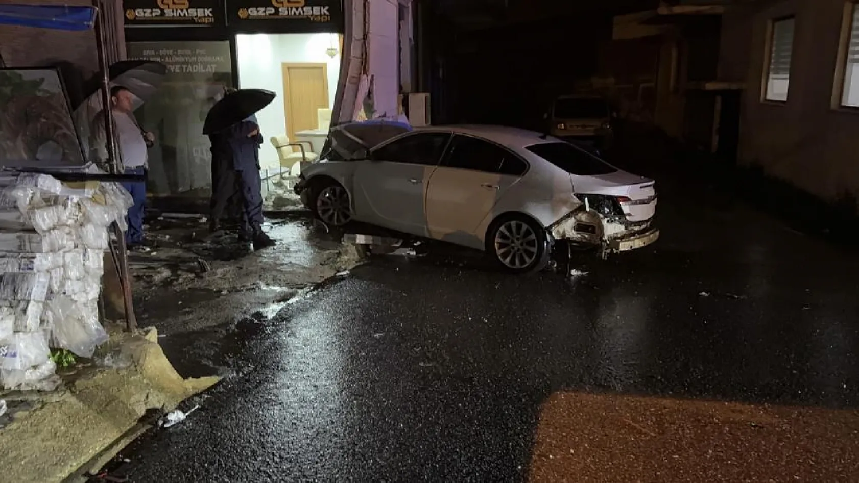 Antalya'da otomobil iş yerine girdi: 3 yaralı