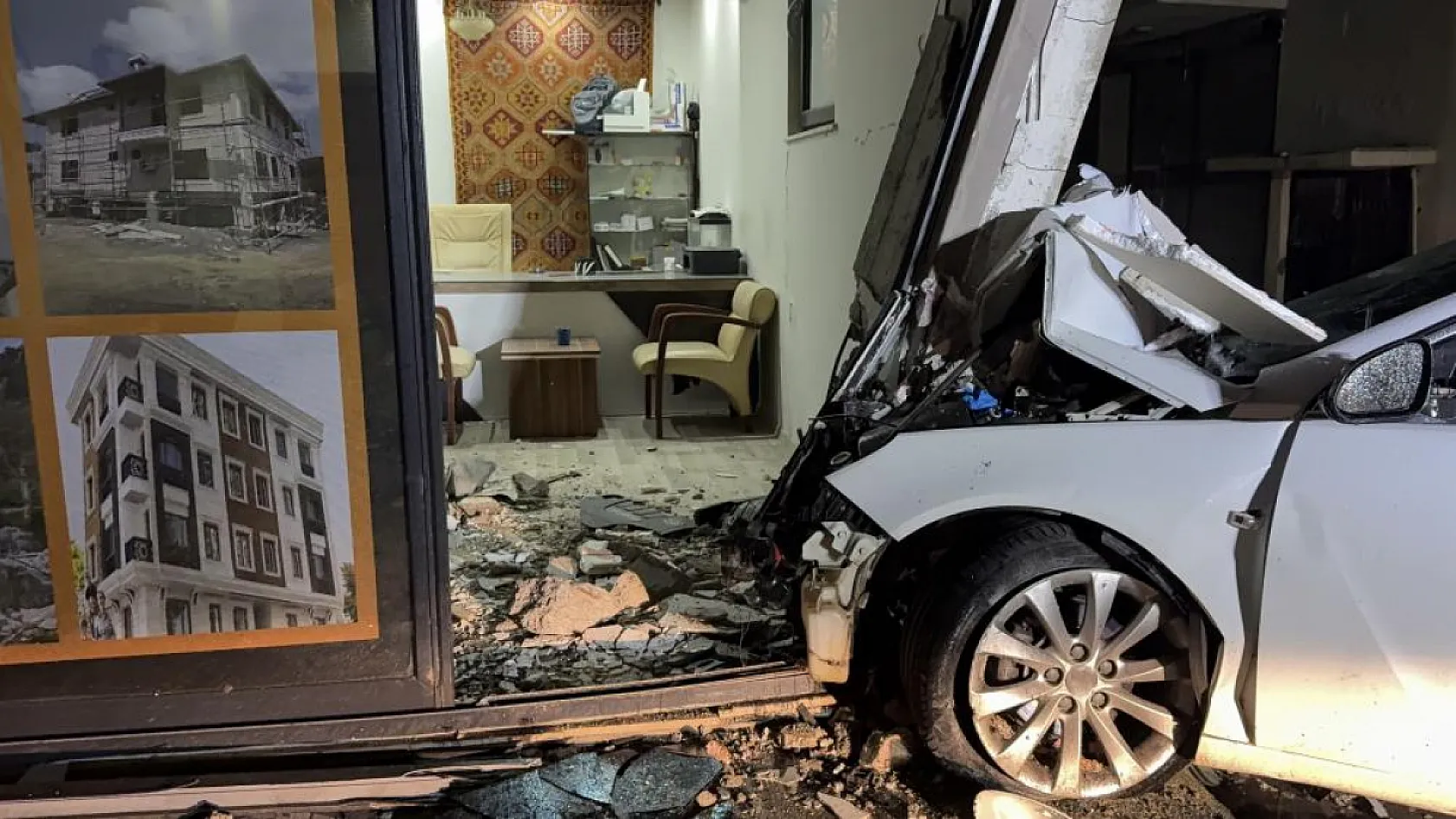 Antalya'da otomobil iş yerine girdi: 3 yaralı