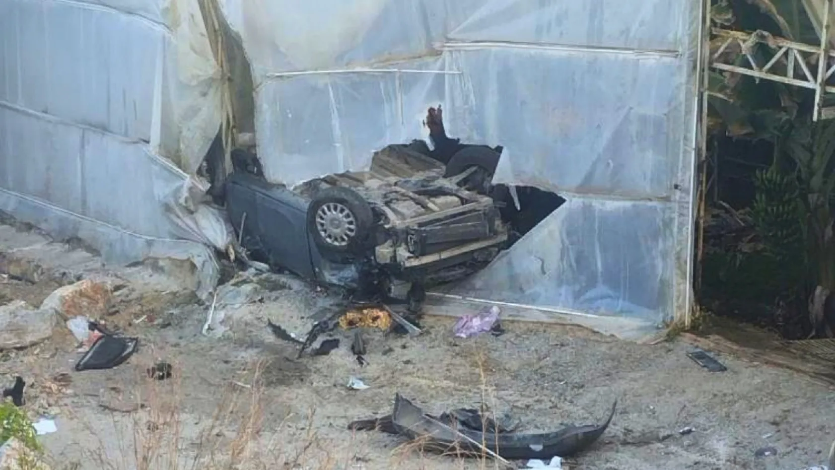 Antalya'da otomobil muz serasına devrildi: 1 ölü, 1 yaralı
