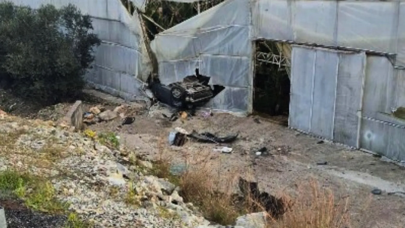 Antalya'da otomobil muz serasına devrildi: 1 ölü, 1 yaralı