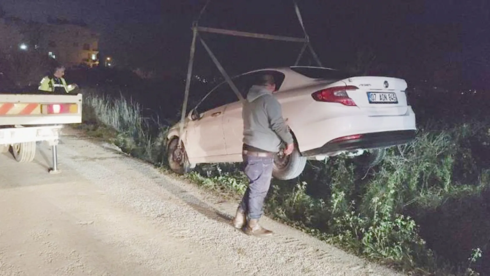 Antalya'da otomobil sulama kanalına uçtu, sürücüsü kayıplara karıştı
