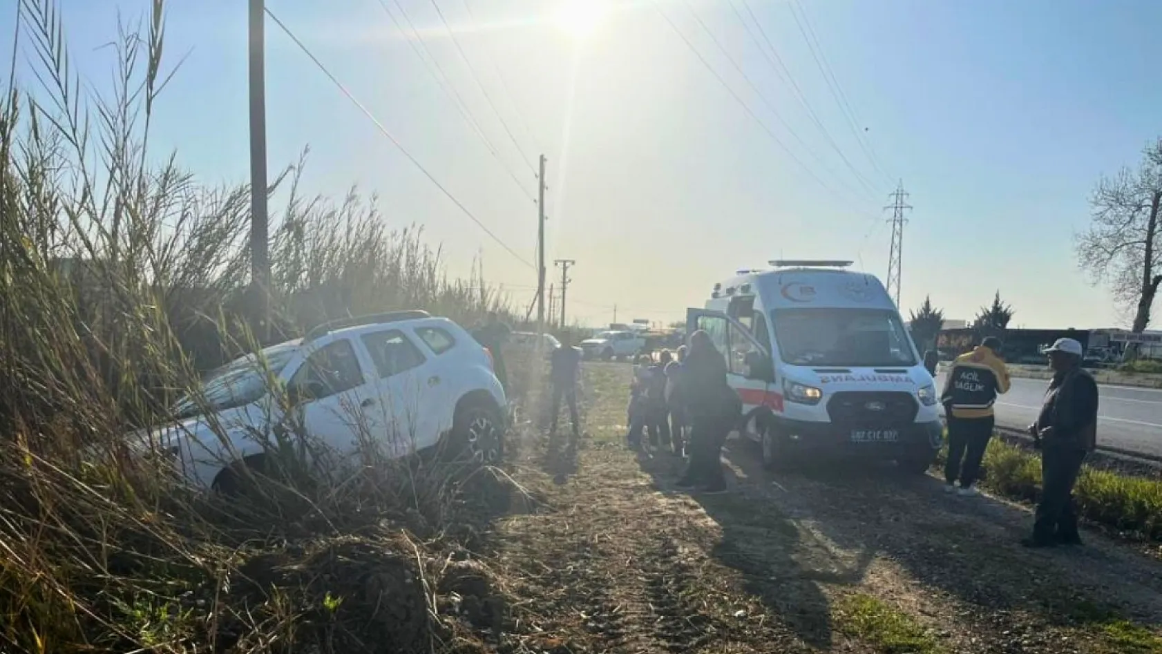 Antalya'da otomobil tarlaya uçtu, sürücü kazayı burnu bile kanamadan atlattı