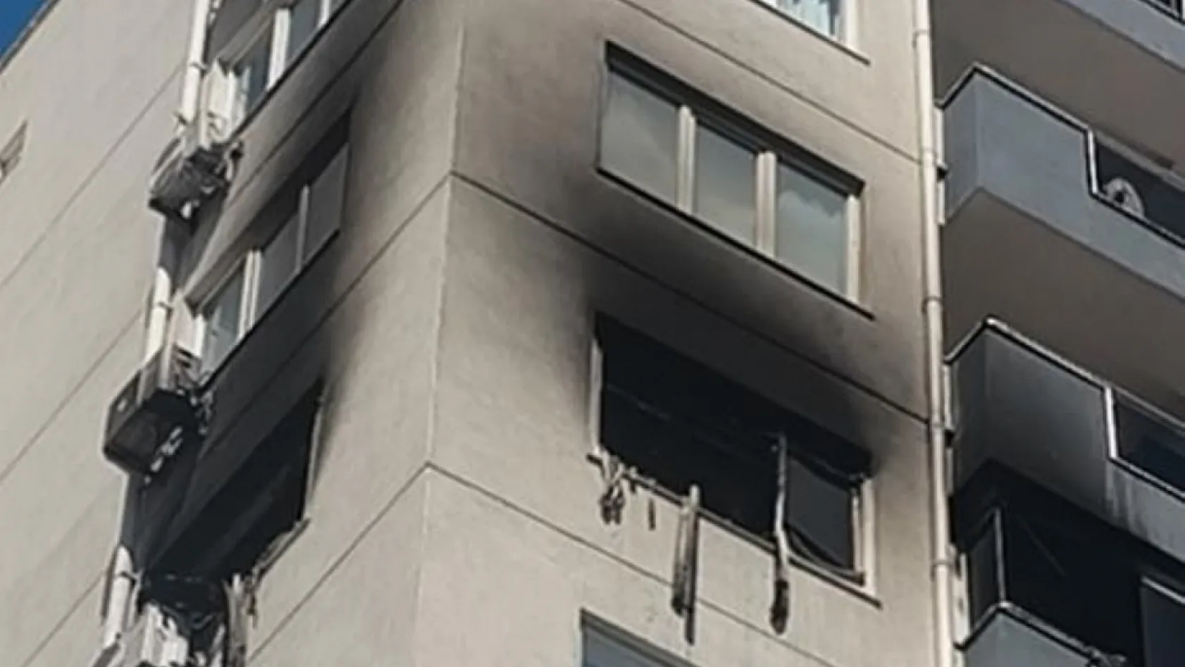 Antalya'da oyun oynarken yakılan mum daireyi küle çevirdi