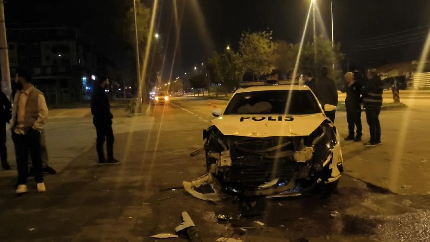 Antalya'da polis aracına çarpıp patlamış lastiklerle kaçtı, park halinde bulundu