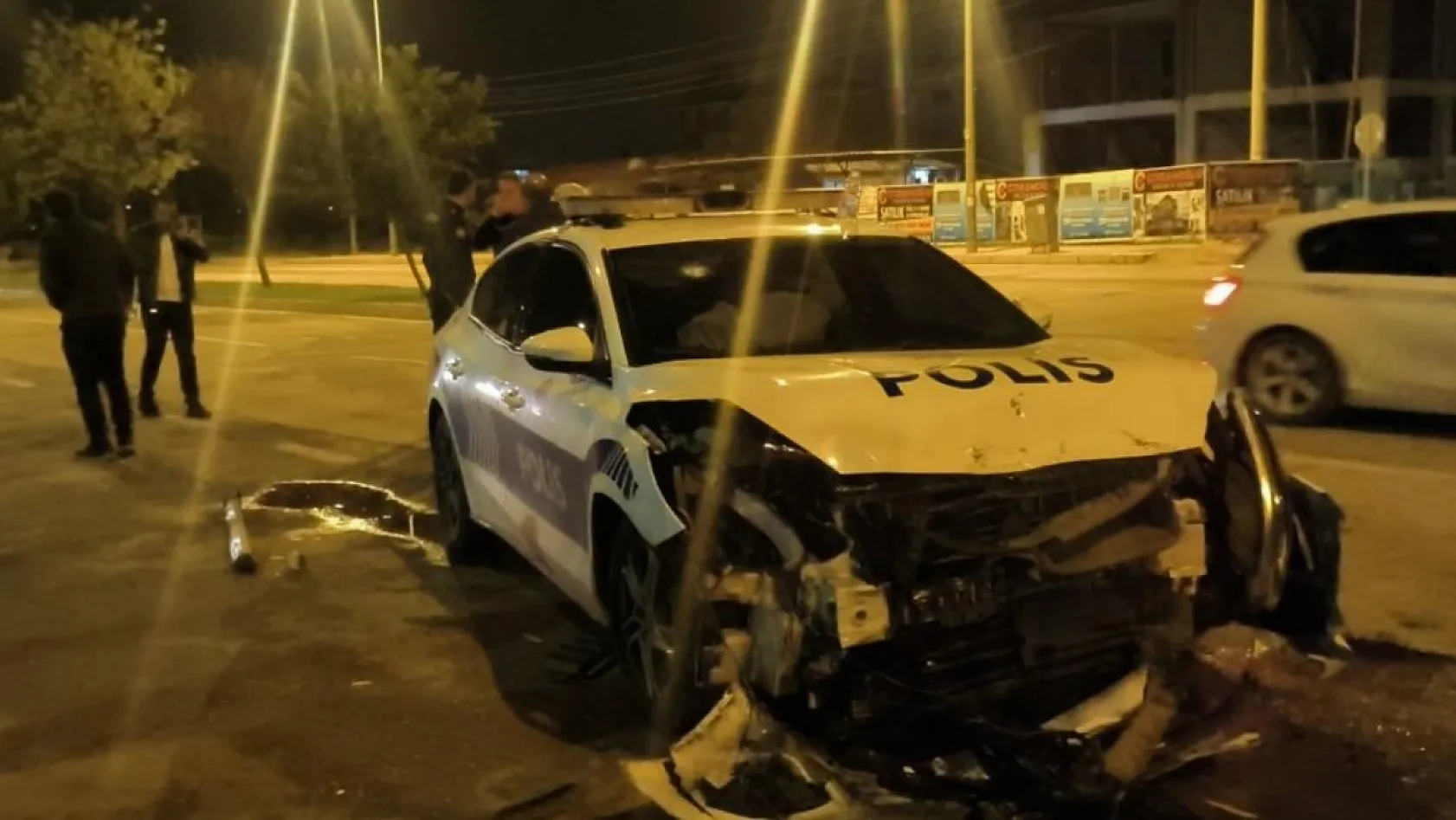 Antalya'da polis aracına çarpıp patlamış lastiklerle kaçtı, park halinde bulundu