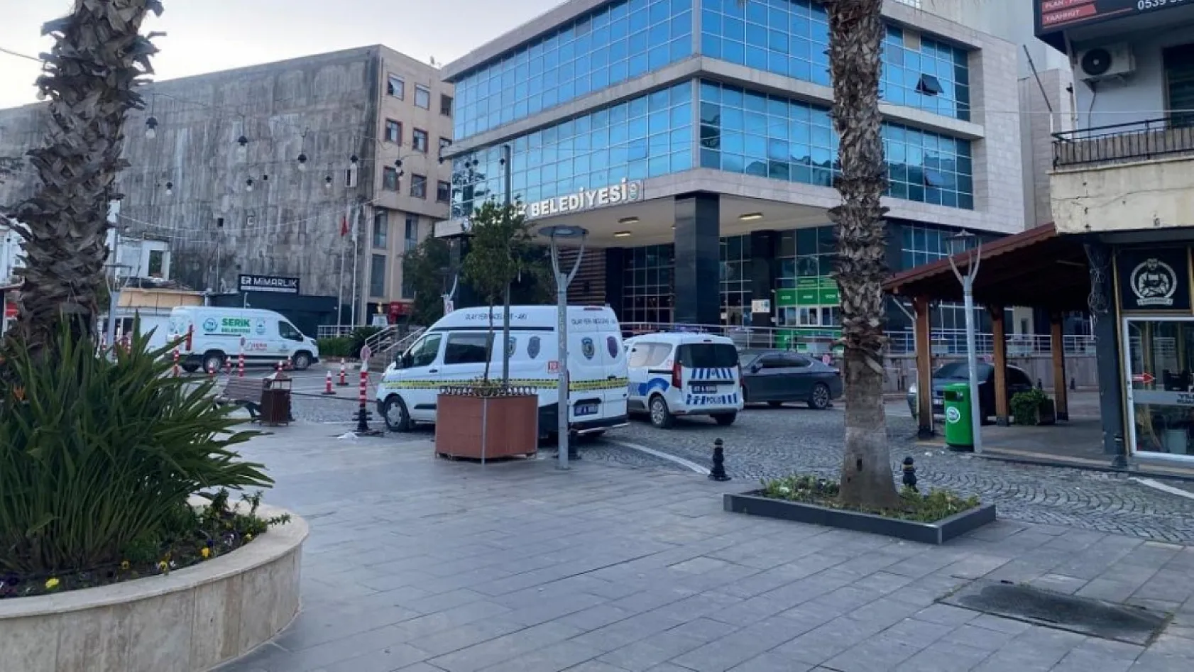 Antalya'da pompalı tüfekle belediye binasına ateş açtı