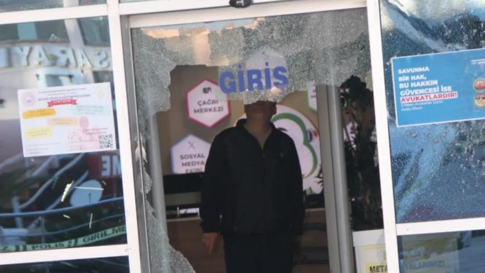 Antalya'da pompalı tüfekle belediye binasına ateş açtı