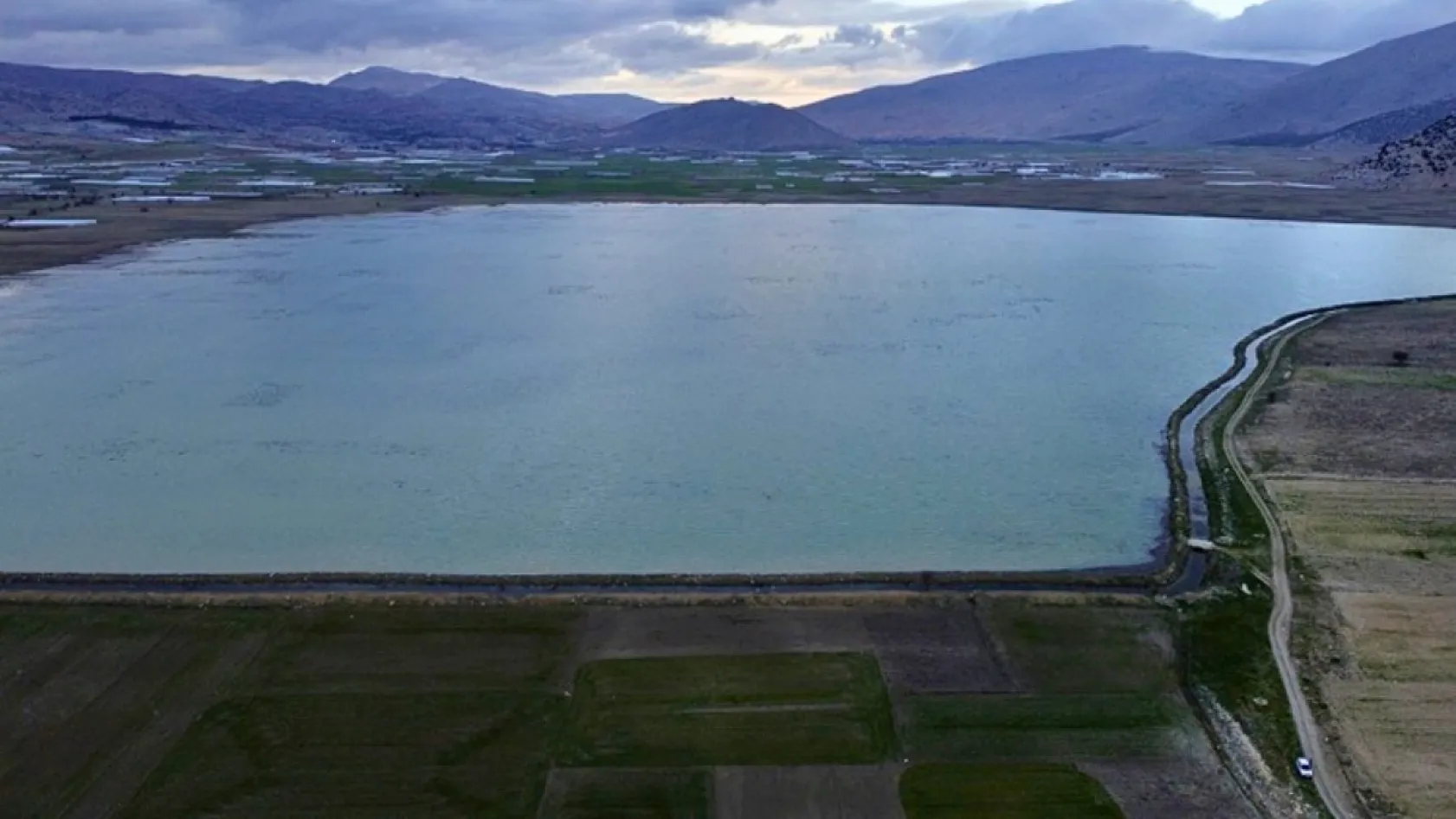 Antalya'da sağanak nedeniyle tarım arazileri su altında kaldı