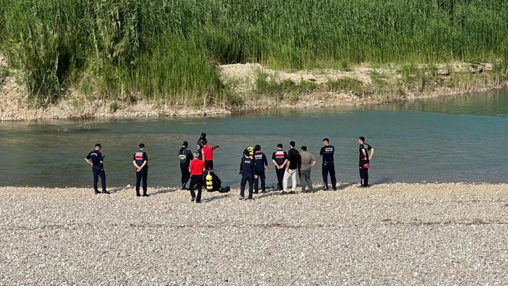 Antalya'da serinlemek için Aksu Çayı'na giren 3 gençten biri akıntıya kapılarak kayboldu