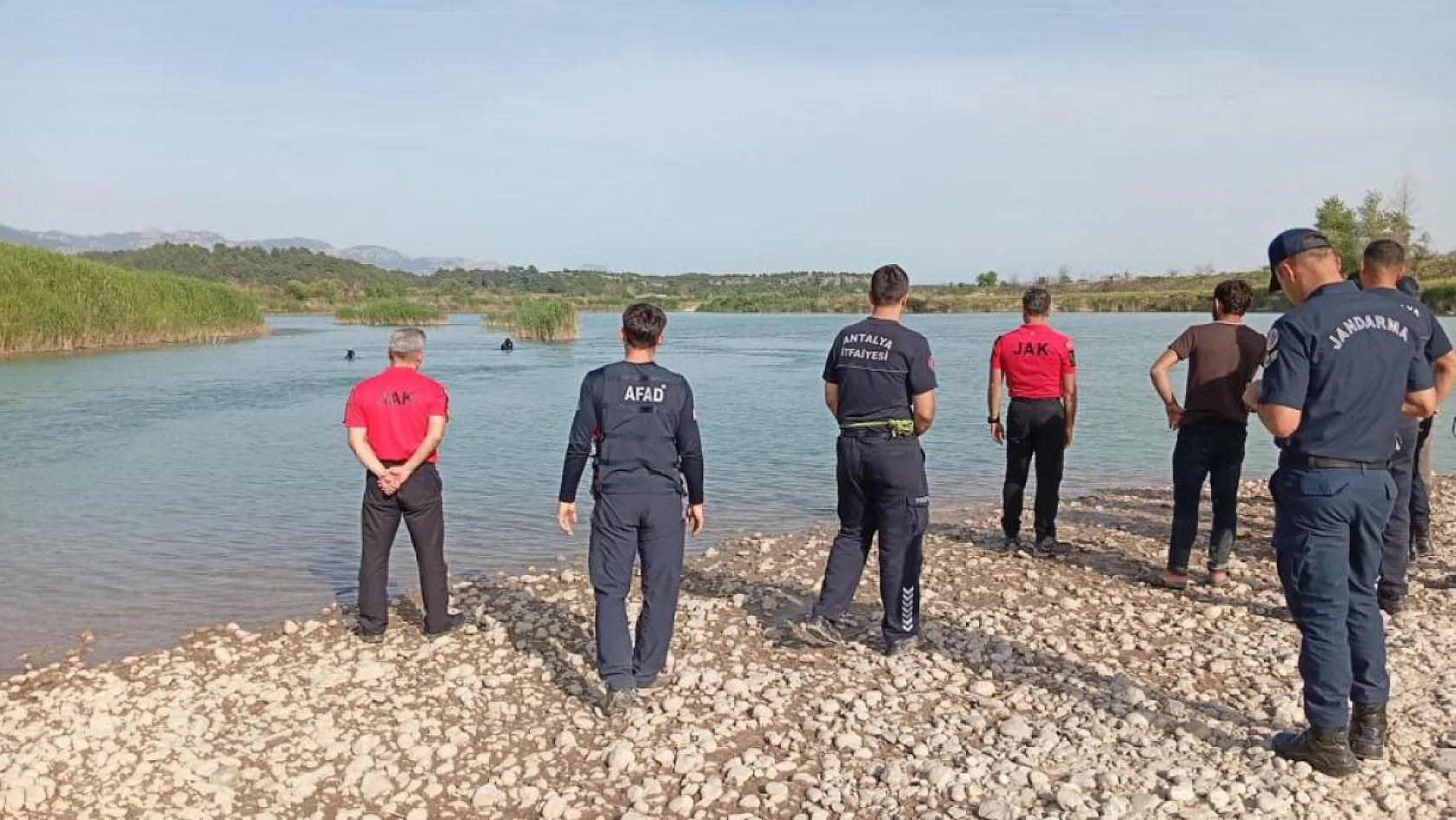 Antalya'da serinlemek için Aksu Çayı'na giren 3 gençten biri akıntıya kapılarak kayboldu