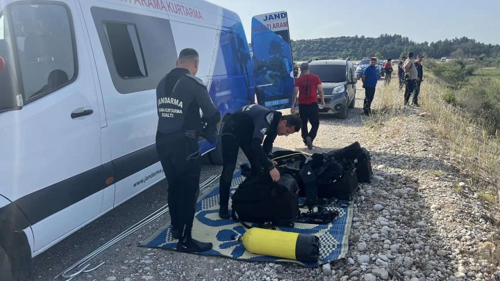 Antalya'da serinlemek için Aksu Çayı'na giren 3 gençten biri akıntıya kapılarak kayboldu