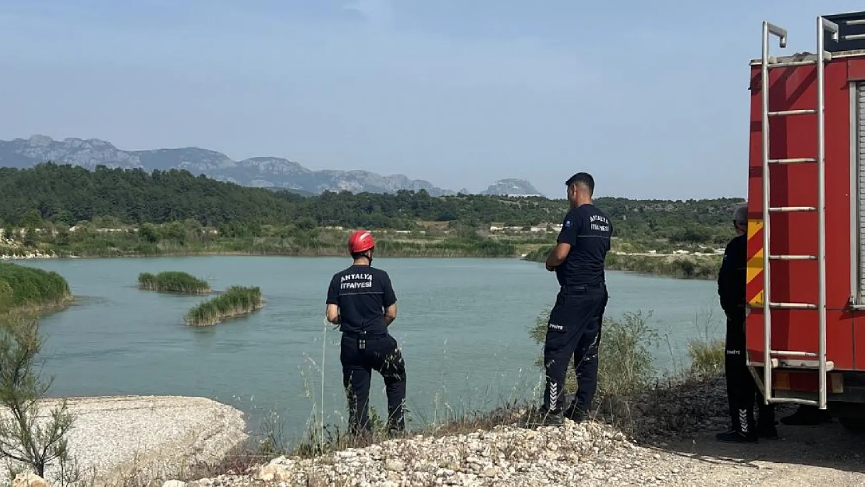 Antalya'da serinlemek için Aksu Çayı'na giren 3 gençten biri akıntıya kapılarak kayboldu