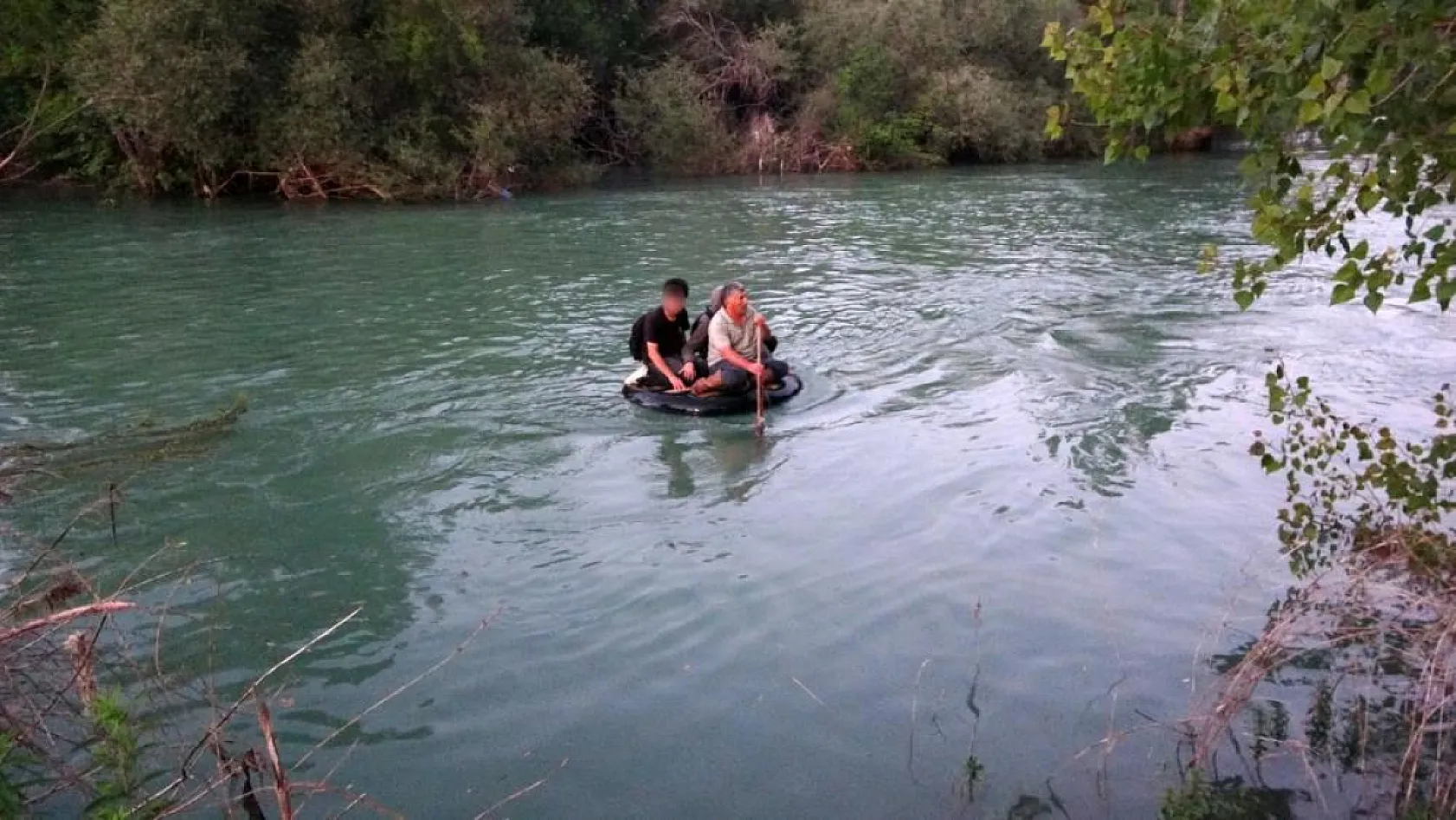 Antalya'da suların bir anda yükselmesiyle ırmaktaki adacıkta mahsur kalan 2 çocuğu şambrel ile kurtardı