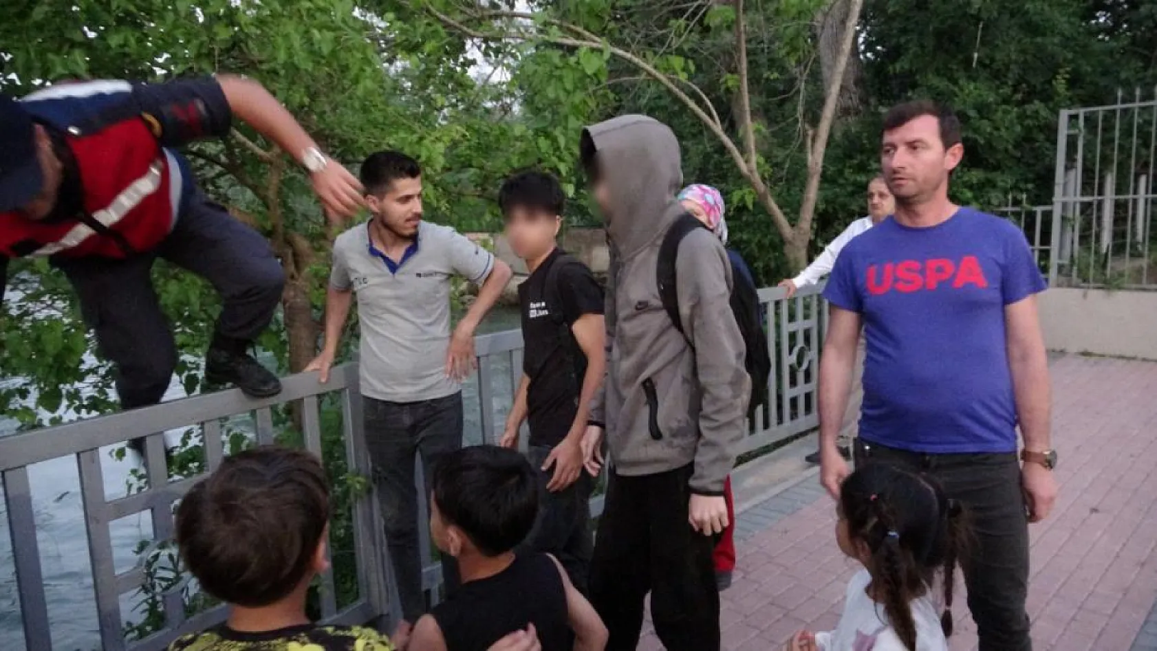 Antalya'da suların bir anda yükselmesiyle ırmaktaki adacıkta mahsur kalan 2 çocuğu şambrel ile kurtardı